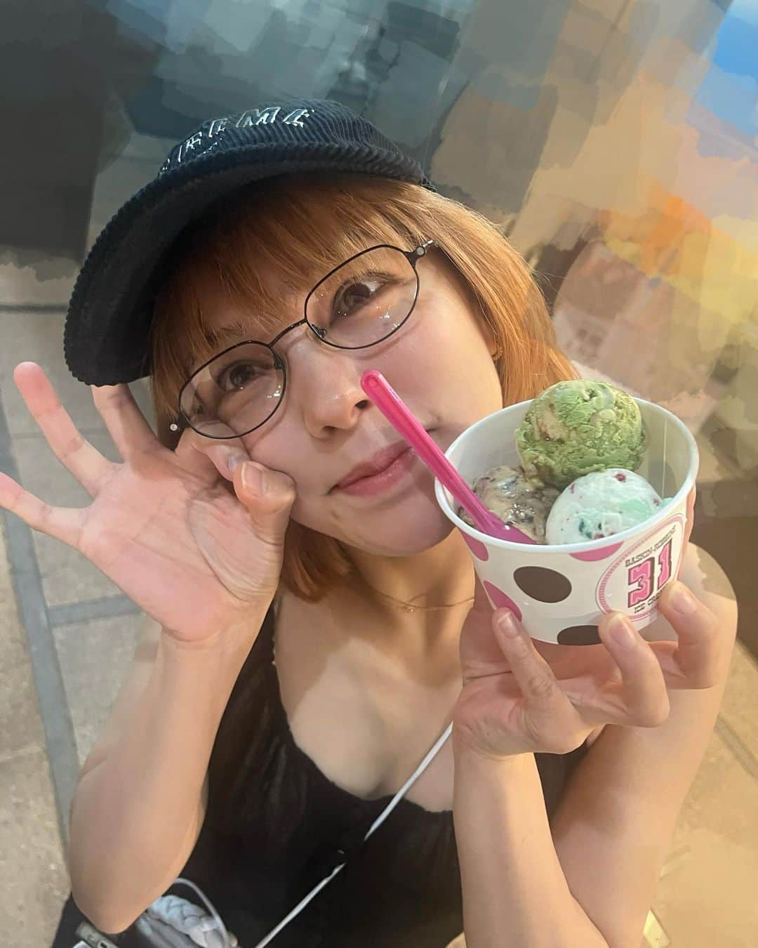 ステファニーのインスタグラム：「🍨💭💕 アイスとめがね。  みんなが好きな31のアイスはなに？？ #love #icecream #31 #アイス #アイスクリーム #サーティーワン #めがね #眼鏡 #めがね女子 #眼鏡女子 #実は伊達メガネ」