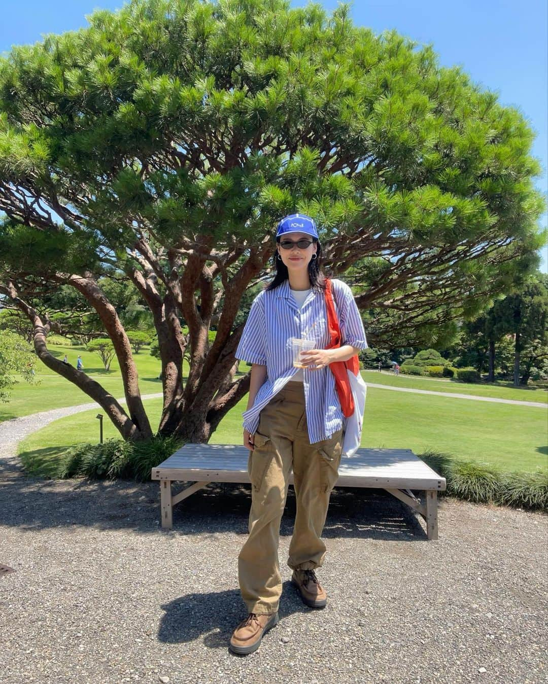 田中シェンのインスタグラム：「わたしらしくをあたらしく、  Tops @ships_official  Inner @shellyisland_official  Pants #vintage  Shoes @bott2019  Cap @polarskateco  Tote bag @romanticgeography  Orange bag / mangrove  たくさん食べて笑いたい2023下半期🌞  今日は移動距離が過去一遠い日🚗 水分補給を忘れて熱中症なりかけたので 気をつけてっ🥵  #新宿三丁目  @kirimugiya_jinroku #切麦や甚六  一緒にいた友達のおすすめで、冷たいおうどん を頂きにこちらへ🍥かしわ天を私は初めて 食べたのだけど、鶏の天ぷらなのね❗️ とっても美味しかった！弁当に欲しい！ と思いました🤤うどんもツルッとコシが あって、食べやすかった。麺を啜れるように なるにはどうしたらいいのだろうか🫨(悩)  #新宿御苑公園  夜の部まで時間があったので、チルしに御苑へ💁🏻‍♀️ ここは東京のセントラルパークだと思ってます🌱 中学生ぶりぐらいにリレー作文をして 盛り上がりました。素敵な友達です🤝🏻  #蒲田駅  @myle_official_o_o  本日はお友達のおすすめツアーなので車で 蒲田はミレイまで💁🏻‍♀️ベトナム料理を本格的に 食べたのだけどどれも美味しい❗️特に海老料理❗️ あと山芋のお粥、それに揚げ春巻き！とあげたら キリがない‼️友達4人で伺ったのですが、終始参加人数を 教えてくれた子が気にしてた意味がわかりました。 とにかく量がおおい🤣サービス精神豊富👏 ぜひ多人数で盛り盛り食べに行ってください💯  Do you like #udon ? I’m pretty sure that #shinjukugyoennationalgarden is One of the mast go place when ur traveling Tokyo 🗼 So add another pin here @kirimugiya_jinroku . Not far from the park. They have nice cold udon. Amazing for the summer and try #kashiwaten . It make ur day!  #新宿三丁目グルメ #新宿三丁目ランチ #新宿御苑公園  #新宿散歩 #東京さんぽ #蒲田ディナー #蒲田飲み  #蒲田ごはん #東京観光スポット #東京美味しいご飯  #ストライプシャツコーデ #polarskateco  #bott2019 #東京ファッション #ベトナム料理  #ミシュラン一つ星　#일본여행🇯🇵 #여행일기✈️ #푸드스타그램🍴 #카페스타그램☕🍨🍰 #每日穿搭分享  #日系穿搭 #tokyotouristinfo」