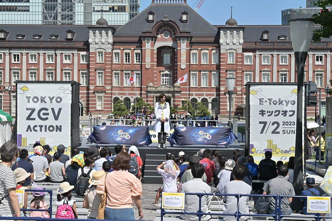 のインスタグラム：「東京駅前で大きな煙出しました！でも安心してください、これは脱炭素への大切な一歩。2030年車の煙全部消すのです！ #TOKYOZEVACTION #カーボンニュートラル」