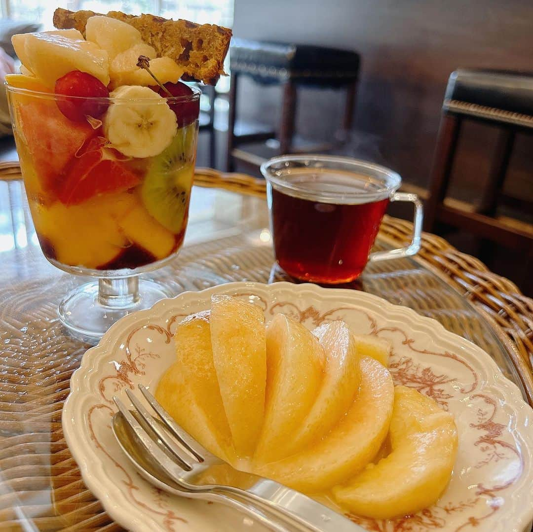 城華阿月さんのインスタグラム写真 - (城華阿月Instagram)「もも❣️ @coffeehereyumi さんの #🍑🍮  #☕️ 待つ間に #桃 半分食べちゃった😆 #美味しかった #🍑🍑  #大好き  次は#いちじく 狙ってる #😋   #coffeehere  #恵比寿 #恵比寿カフェ  #恵比寿グルメ #恵比寿スイーツ  #もも #桃スイーツ #プリン #🍮  #珈琲 こだわってはります #キャロットケーキ も#おいしかった  階段もなんのその〜〜🐾」7月3日 19時51分 - azuki__joka