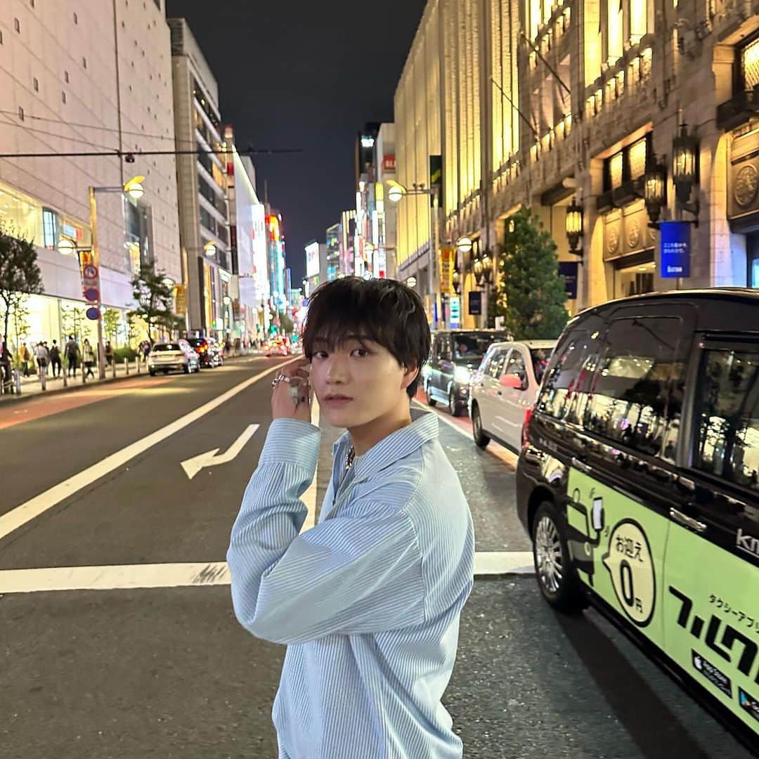 金木朋裕のインスタグラム：「正直、何度も壁に当たるしその壁の高さに絶望する時もある。 このままで大丈夫なのか、不安になる時なんて日常茶飯事。 でもみんなの応援が俺に自分を信じる力をくれたから、 少しずつ前に進むことが出来たんだと本当に思います。 才能なんかなくたって諦めない心と みんなからもらった勇気があれば 何でもできるって証明してみせる。 俺を見て少しでも前を向けるように。 ちょっとでもお返しできるように頑張るね。 もう７月、2023年残り半分。 やってやろうぜ！！🔥」