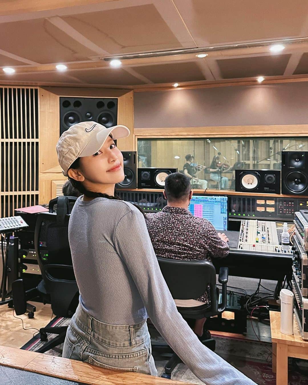 蔡瑞雪（Ruixue Tsai）さんのインスタグラム写真 - (蔡瑞雪（Ruixue Tsai）Instagram)「我的新單曲籌備中🎙️ 給你們提前聽一小段～喜歡嗎？☺️」7月3日 19時53分 - snowbabyq
