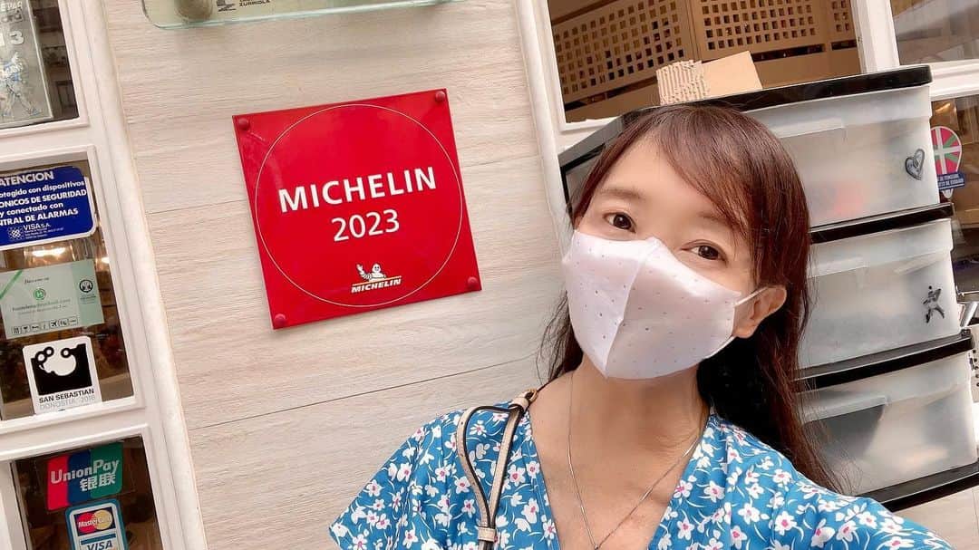 アグネス・チャンのインスタグラム：「We bumped into a Michelin mentioned pinchos place yesterday. It has very creative pinchos! Very delicious and reasonably priced! The place is in San Sebastián, Spain.」