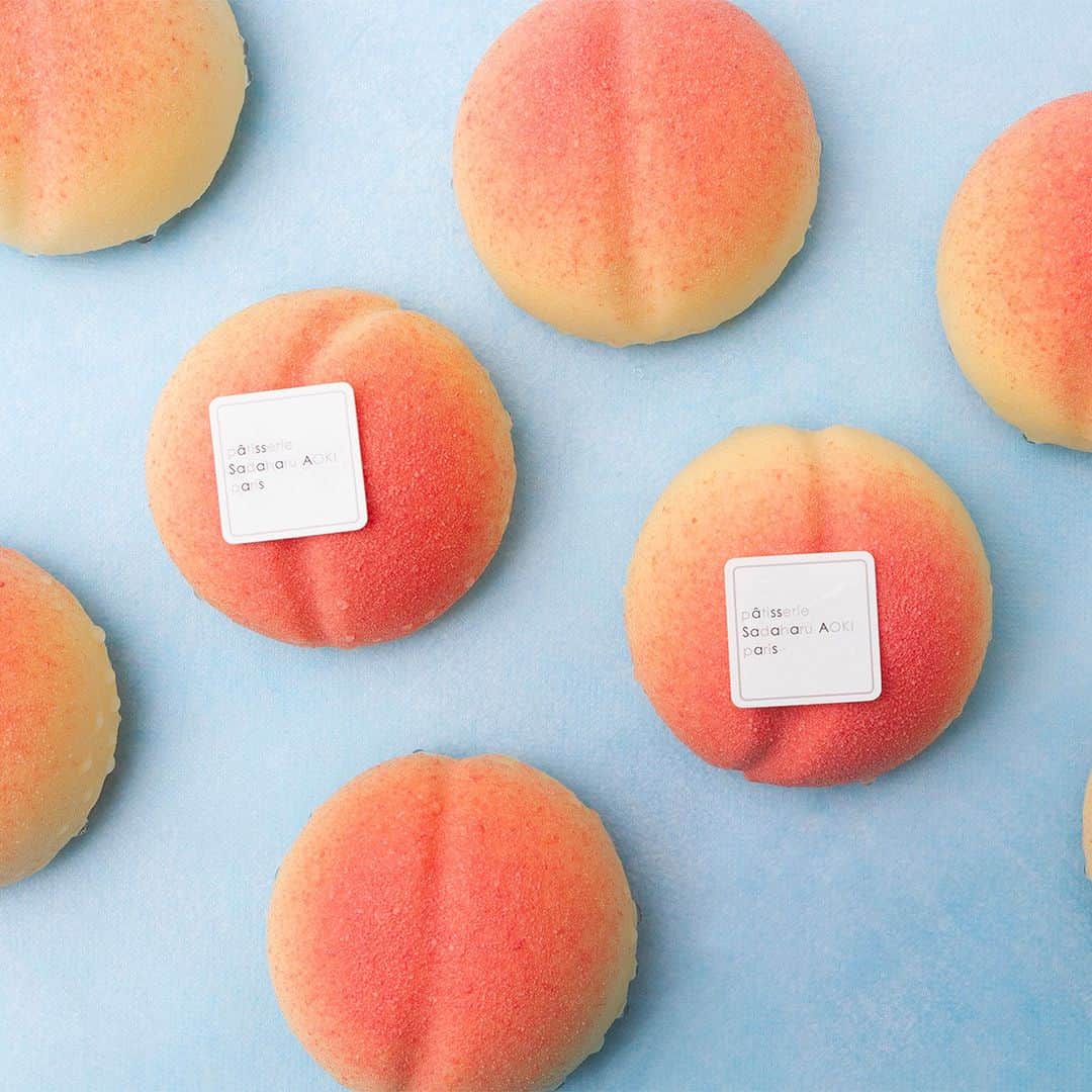 pâtisserie Sadaharu AOKI parisのインスタグラム：「桃のかたちのカワイイケーキ🍑  毎年人気の桃のケーキ「ペッシュ ヴェルヴェンヌ」。 より桃らしいフォルムにリニューアルして今年も登場です♪  日本では〈レモンバーベナ〉の名で知られる《ヴェルヴェンヌ》は、フランスでは馴染みの深い爽やかなハーブ。 そんなヴェルヴェンヌ香るサブレの上に、桃のクリームと、ジュレをまとった桃のコンフィを忍ばせました。 ホワイトチョコレートのドームをパリっと割ると、桃のジューシーな香りが広がります。  ハーブと桃が繰り広げる夏にぴったりの美味しさです🍑🌿  ＿＿＿＿＿＿＿＿＿＿＿＿＿＿＿＿＿＿  【販売店舗】 サダハルアオキ 全店舗（木更津店・オンラインショップは除く）  【販売期間】 販売中　～　8月29日（火）（予定）  ＿＿＿＿＿＿＿＿＿＿＿＿＿＿＿＿＿＿」