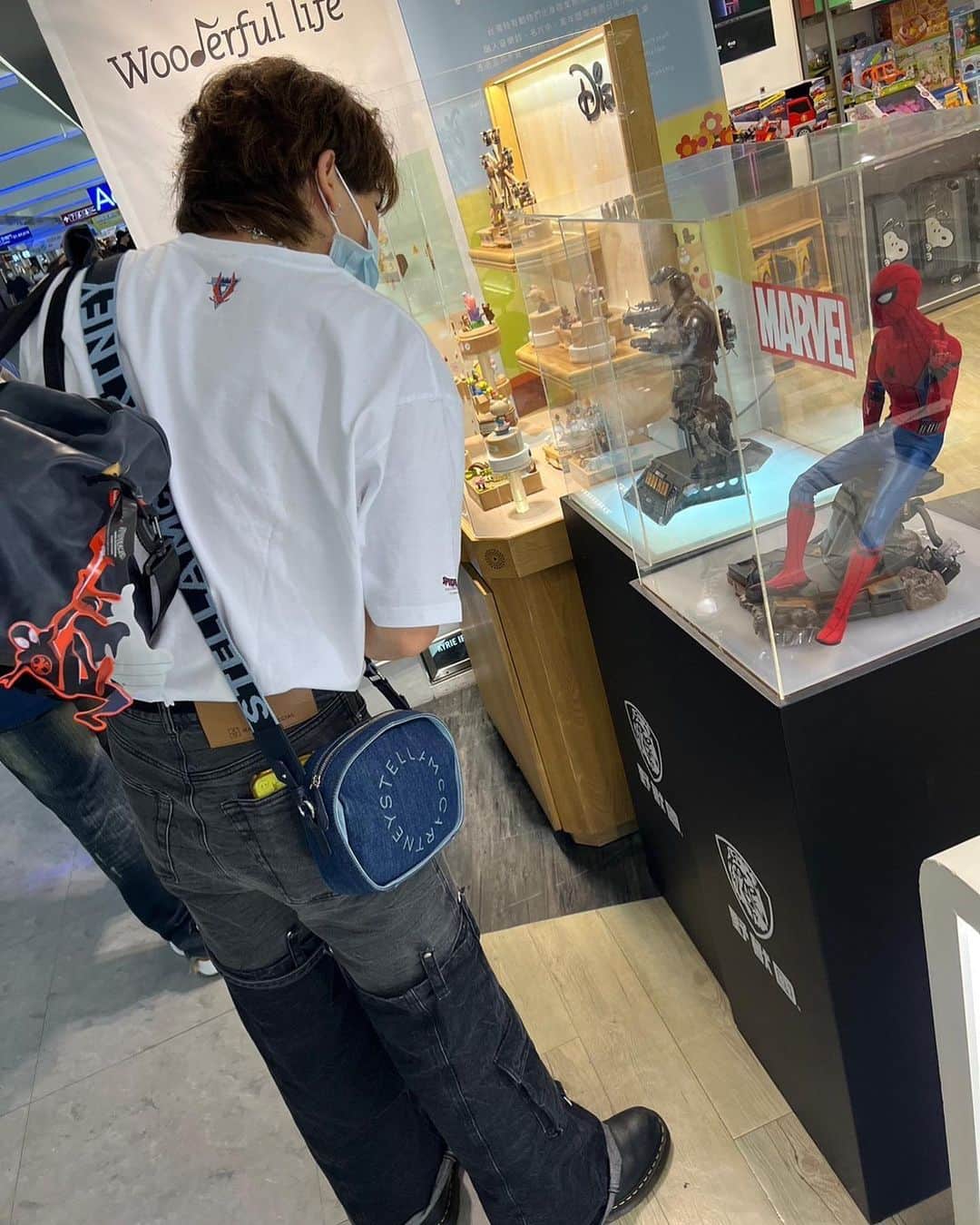 西野入流佳さんのインスタグラム写真 - (西野入流佳Instagram)「@starluxairlines さんのSpider-verseフライト✈️🕷️🕸 搭乗券から本当に最高なデザインのスパイダーマンチケットで、手荷物タグにはスパイダーマンのウェブで荷物に付ける感じでカッコよかった！(4枚目) 機内アニメティもスパイダーマン仕様でテンション嬉しかった🤟 本当に最高な旅でした🕷️🇹🇼  台湾での写真もまた投稿するね✈️  #スパイダーマン #スターラックス航空」7月3日 19時58分 - rukanishinoiri2019