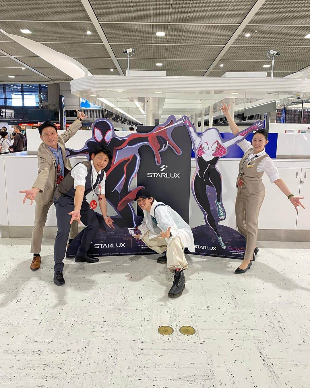 西野入流佳さんのインスタグラム写真 - (西野入流佳Instagram)「@starluxairlines さんのSpider-verseフライト✈️🕷️🕸 搭乗券から本当に最高なデザインのスパイダーマンチケットで、手荷物タグにはスパイダーマンのウェブで荷物に付ける感じでカッコよかった！(4枚目) 機内アニメティもスパイダーマン仕様でテンション嬉しかった🤟 本当に最高な旅でした🕷️🇹🇼  台湾での写真もまた投稿するね✈️  #スパイダーマン #スターラックス航空」7月3日 19時58分 - rukanishinoiri2019