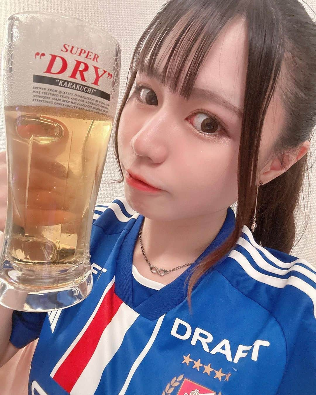 山口みらんさんのインスタグラム写真 - (山口みらんInstagram)「🍻🍻🍻  昨日の興奮が冷めやらぬので月曜日から…！  ＼アサヒースーパーゴール🍻／©️千田先生  マリサポの乾杯音頭に持ってこいな言葉(*ﾟ▽ﾟ)ﾉ🍺凄い！千田先生！  最近、植中選手のドリブルに翻弄され少しずつ沼にハマりつつあります…🫣🩷あの勢い凄いよ( >﹏< *)！  アサヒビールはスポンサー様ということで、スポンサー様のビールジョッキを自宅に持ってるマリサポです(((o(*ﾟ▽ﾟ*)o))) (ファンの方にプレゼントで頂きました🎁)  にしても、  植中選手の今後が楽しみ＼(^o^)／❤️💙🤍 (マルコス選手の復帰もゆっくり、ずっと待ってます☺️🩷)  とりあえず、今日も一日お疲れ様でした(*^^*)🩷  #ポニーテール  #マリノス  #マリノスサポーター  #トリコロール  #サッカー  #サッカー女子  #ユニフォーム女子  #jリーグ  #jリーグ女子  #横浜  #yokohama  #マリサポ  #マリサポ  #jリーグ好きな人と繋がりたい  #jリーグ女子  #ポニーテール  #ポニーテール女子  #お酒好き女子  #お酒好きな人と繋がりたい  #生ビール  #ビール女子」7月3日 19時59分 - yamaguchi_miran