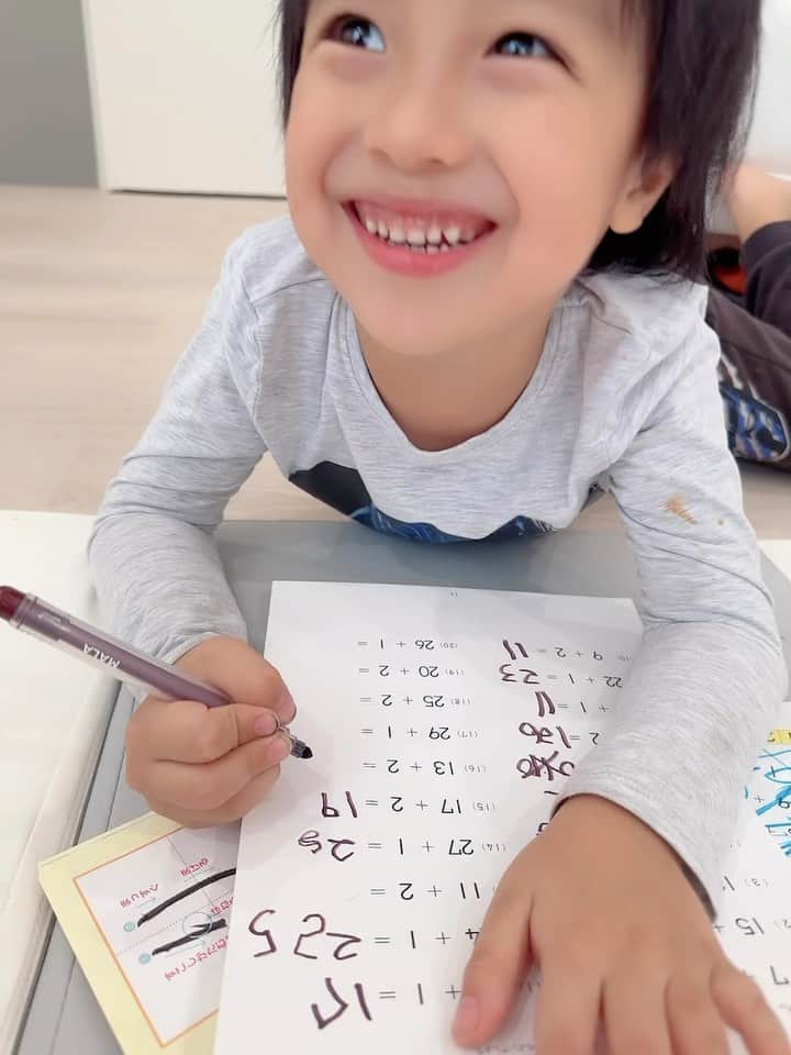 アレクサンダーのインスタグラム：「勉強少しだけ　 10分..... #勉強」