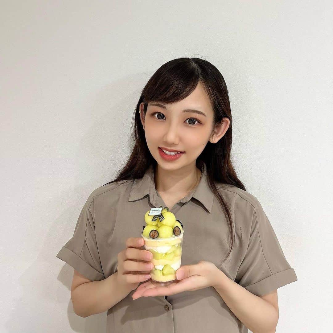 のインスタグラム：「【hanafuruメロンパフェ🍈】 何よりも大好きなメロン… 今年はいっぱい食べたい🥹 . あべのハルカスに @fruit.hanafru が出店してて ラスト1個のメロンパフェゲットした🥺🩷🍈 . 最高に美味しかった〜 スポンジにもクリームにも 負けてないメロン！最高！ . . メロンの旅は続く…（1個目←） . . #ハナフル #あべのハルカス  #メロンパフェ #メロンスイーツ #メロン #パフェ #パフェ活 #テイクアウト #テイクアウトスイーツ  #もえぐるめ #旬の果物」