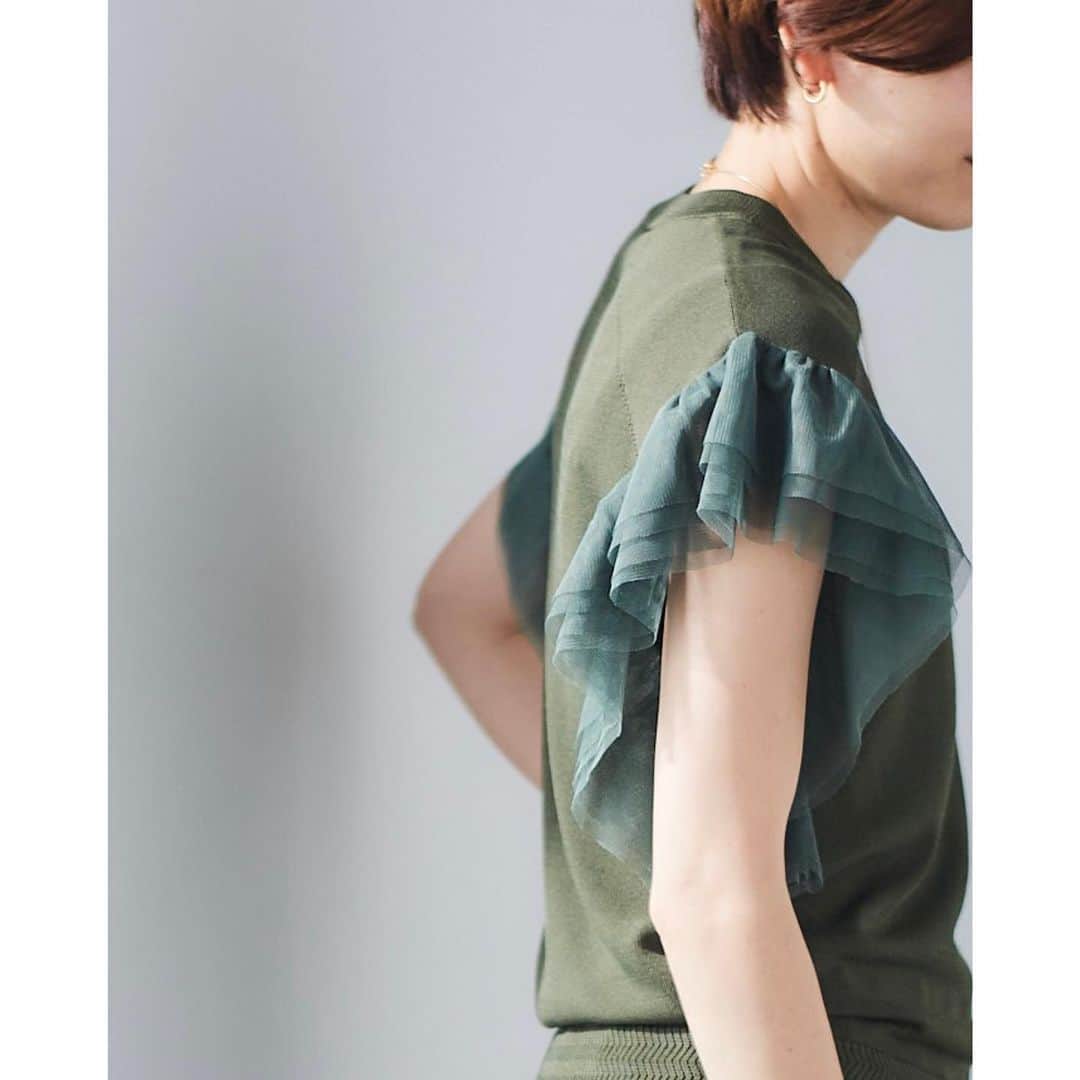 le. coeur blancのインスタグラム：「※7/4更新  ⁡【納期遅れ】 入荷予定日 : 7/7(金)→7/12(水)   ------  🗓️ NEW ARRIVAL LIST - JULY - ⁡ 7月に入荷するアイテムをチラ見せ！ お買い物計画の参考にしてくださいね✨ ⁡ ⁡ ▶アイテムをタップで詳細をチェック🛒  ⁡ 🏷️ チュールスリーブニット ¥10,890 size : 38 col : カーキグリーン / ブラック / ベージュ no. 3037020803 shop : 7/12(水)入荷予定 online store : 予約販売中(7月上旬発送予定) ⁡ _____________________ < 𝗶𝗻𝘀𝘁𝗮 𝗹𝗶𝘃𝗲 𝘀𝗰𝗵𝗲𝗱𝘂𝗹𝗲 > ⁡ 7/5(水)、7/13(木)、7/21(金)、7/25(火) ⁡ ※日時は変更になる場合もございます。 　詳しくは前日のストーリーズでお知らせします。 ⁡ ⁡ ⁡ ⁡ ⁡ ⁡ ⁡ ⁡ ⁡ ⁡ ⁡ ⁡ ⁡ ⁡ ⁡ ⁡ ⁡ ⁡ ⁡ #lecoeurblanc #ルクールブラン #spring #summer #le_23ss #le_23aw  #autumn #le_web #7月入荷 #ニット #チュールスリーブニット  #サマーニット」
