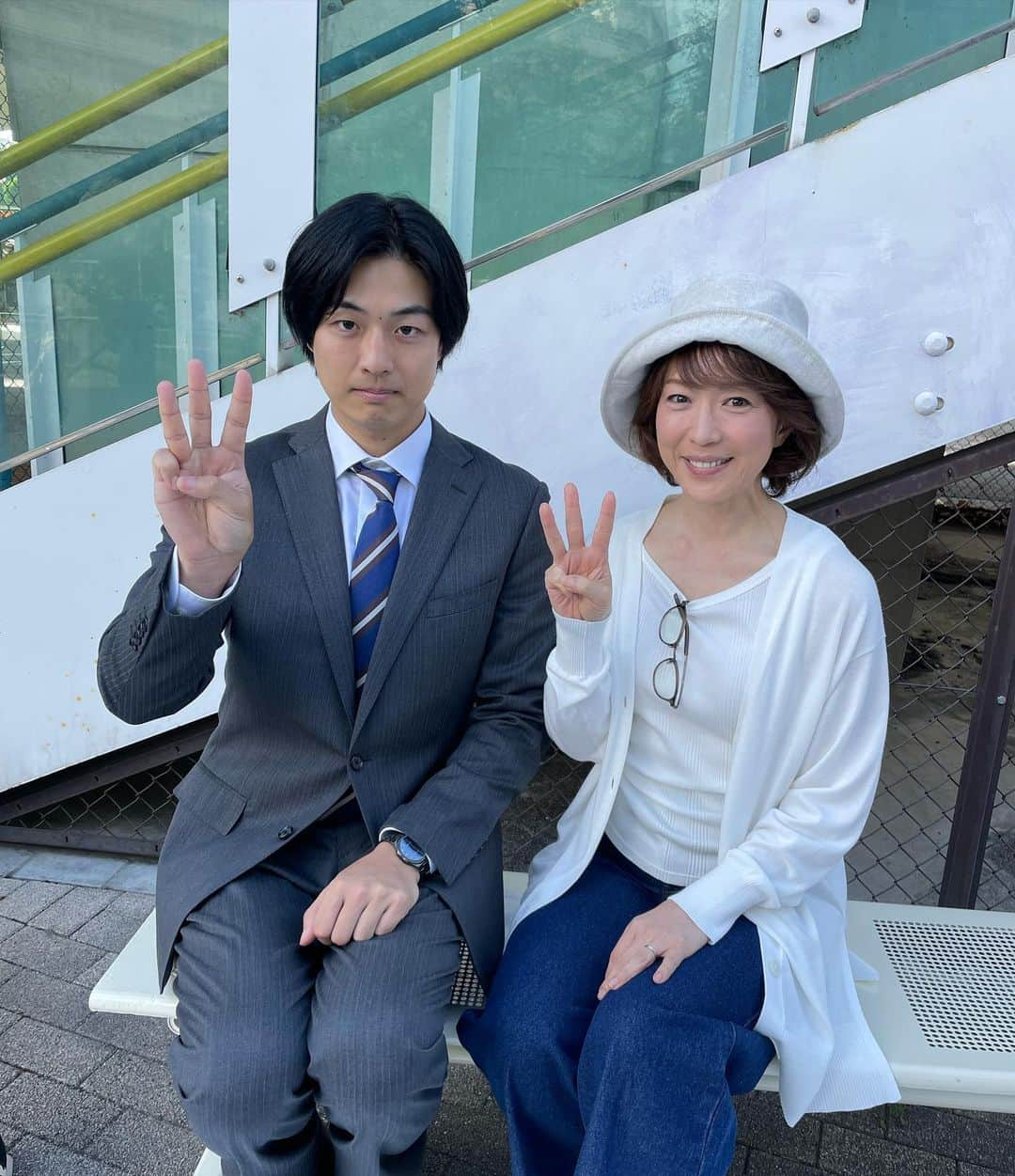 この素晴らしき世界さんのインスタグラム写真 - (この素晴らしき世界Instagram)「3….??🤔  主婦・妙子(#若村麻由美 さん)と 女優・若菜(#若村麻由美 さん)のチーフマネージャー 西條隼人(#時任勇気 さん)が揃って 『3』のポーズを…📸💎  実はこの数字、 2人にとっては重要な数なんです💵🫧🫧  ぜひ初回放送でこのポーズの真相を チェックしてみてくださいね😁🎬👏🏻  #すばせか撮影日記💎     --------------------------------------------- フジテレビ木曜劇場「#この素晴らしき世界」👗 7月20日よる10時スタート！〈初回15分拡大〉 ---------------------------------------------  #すばせか #ドラマ #フジテレビ #主婦 #女優 #コメディー #なりすましコメディー #二重生活」7月3日 20時00分 - subaseka_fujitv