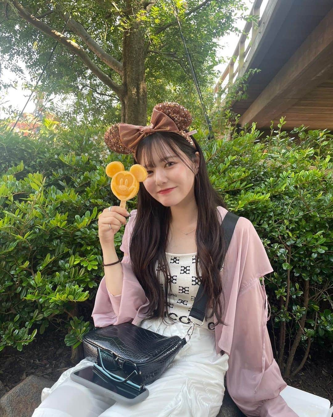 石川涼楓のインスタグラム：「アイスどろどろになった🧊  コメントたくさん待ってるね~☺︎  #tokyodisneyland #disneyland #disneygram #disney  #ディズニーランド #ディズニーコーデ」