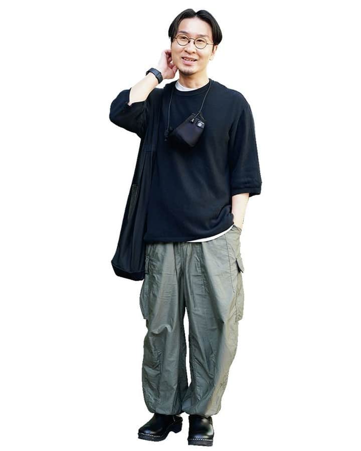 UOMOさんのインスタグラム写真 - (UOMOInstagram)「【大人が取り入れたい夏服のトレンド】  むしろ涼しく見える  「クールな黒」の着こなし10選（後編）   “事件”は街で起こっていた！　ストリートで見つけたこの夏の新しいトレンドとワクワクするような自由な着こなしをお届けします。   ■田中俊明さん（会社員） カーゴパンツを主役に、黒で装いを引き締めた田中さん。「ゆったりしたサイズの服はノンストレスですし、黒を選んでもやわらかい印象になるので好き」。  ■三輪真也さん（会社役員） 「夏でも黒を着ます。Ｔシャツをインして腰まわりをすっきりさせると、軽やかに仕上がります」   記事の続きはWEB UOMOで▶▶ https://www.webuomo.jp/fashion/310089/  #夏服のトレンド #黒の着こなし #スナップ #uomo #uomo_magazine #webuomo」7月3日 20時01分 - uomo_magazine