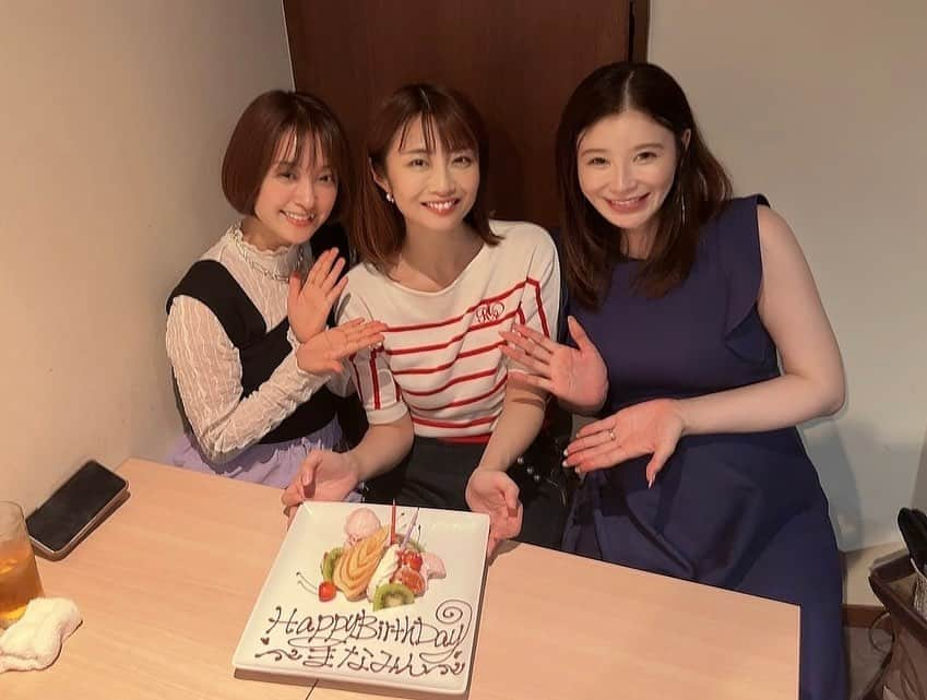 古川真奈美さんのインスタグラム写真 - (古川真奈美Instagram)「. . 今年もお誕生日を2人にお祝いしてもらいましたーー😭💕✨✨ 嬉しい〜！！！！ だいぶパイセンなんだけど、もう友達のように仲良くってずっとワイワイしてられるこの関係性が本当にありがたいです🙇🏻‍♂️🌸 こんな生意気な後輩を受け入れてくれる2人の優しさで関係性が成り立ってます🥹🙏笑 ⁡ てじさんのお腹の赤ちゃん👶も大きく育ってて愛おしかったです♡ 会えるの楽しみだなぁ〜☺️🫶  ⁡ありがたみしかないオシャレなお誕生日プレゼントもありがとうございました！ 既にめちゃくちゃ愛用してます！！ ⁡ また近々集合ねー！🙋🏻‍♀️ ⁡  #お誕生日会 #ケーキのふーは何年やっても楽しい笑 #4.5枚目はロエベの帽子を買ったから自慢したら遊ばれたときの写真w #女子会　#手島優  さま #みひろ ちゃん #instalike #instamood  #ootd #东京 #扎心了 #ow #맞팔 #instapic  #팔로우미 #instaphoto #instagravure #girl #glam #followme #インスタグラビア #グラビア #japanesegirl #selfies #gravure  #lookgoodfeelgood」7月3日 20時01分 - mana_0619