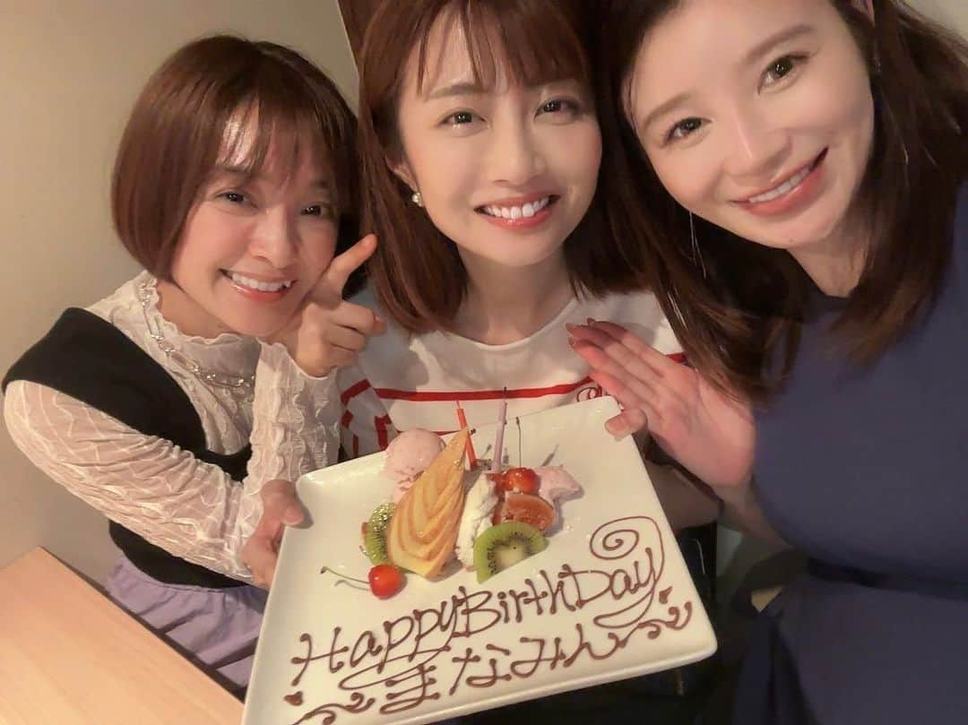 古川真奈美さんのインスタグラム写真 - (古川真奈美Instagram)「. . 今年もお誕生日を2人にお祝いしてもらいましたーー😭💕✨✨ 嬉しい〜！！！！ だいぶパイセンなんだけど、もう友達のように仲良くってずっとワイワイしてられるこの関係性が本当にありがたいです🙇🏻‍♂️🌸 こんな生意気な後輩を受け入れてくれる2人の優しさで関係性が成り立ってます🥹🙏笑 ⁡ てじさんのお腹の赤ちゃん👶も大きく育ってて愛おしかったです♡ 会えるの楽しみだなぁ〜☺️🫶  ⁡ありがたみしかないオシャレなお誕生日プレゼントもありがとうございました！ 既にめちゃくちゃ愛用してます！！ ⁡ また近々集合ねー！🙋🏻‍♀️ ⁡  #お誕生日会 #ケーキのふーは何年やっても楽しい笑 #4.5枚目はロエベの帽子を買ったから自慢したら遊ばれたときの写真w #女子会　#手島優  さま #みひろ ちゃん #instalike #instamood  #ootd #东京 #扎心了 #ow #맞팔 #instapic  #팔로우미 #instaphoto #instagravure #girl #glam #followme #インスタグラビア #グラビア #japanesegirl #selfies #gravure  #lookgoodfeelgood」7月3日 20時01分 - mana_0619