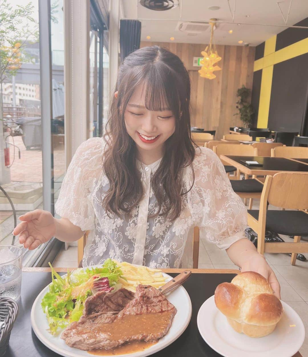 REINAのインスタグラム：「⁡ ⁡ ⁡ パンランチ🍞♡ ⁡ ⁡ 1枚目のお肉はmamaが頼んだもので REINAは2枚目のハンバーグ食べたよ🍴 ⁡ パンが出来立てのふわっふわで めちゃめちゃ美味しかった🤤🤤🤤 ⁡ ⁡ パン好きのREINAには また絶対行きたい場所〜！🐰🥐 ⁡ ⁡ ⁡ ⁡ ⁡ ⁡ ⁡ ⁡ #オリックス #BsGirls #Bs2023 #NPB #ORIX #buffaloes #プロ野球 #baseball #野球 #野球好き #オリ姫 #インスタ野球女子 #野球好きな人と繋がりたい #Instagram #follow #fashion  #堀江カフェ #lunch #パンランチ  #BsGirls10th💎 #instalike #like4like #followme  #reina_bsgirls #reina_360  #SMILE全開 #🌼 #🐰 #🥐」