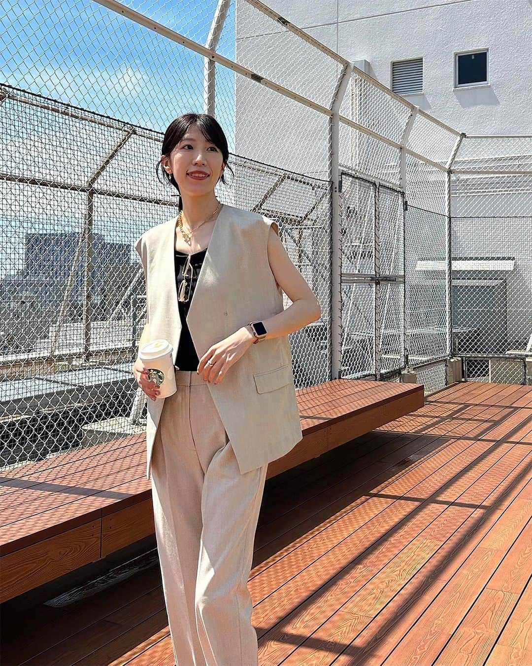 ICB WEB MAGAZINEさんのインスタグラム写真 - (ICB WEB MAGAZINEInstagram)「.  #icb_staffstyle  #ootd  @mnm__style   ICBスタッフがこの夏おすすめの NEW ITEMをpick up！ オリジナルスタイリングをご紹介します。  T.R.Liプレーンウィーブ ジレ ¥25,960(taxin)  T.R.Liプレーンウィーブ ストレートパンツ ¥20,900(taxin)  #icb #icbjp #icbstyle  #onward #オンワード #オンワード樫山 #onwardcrosset #オンワードクローゼット #fashion #通勤コーデ #通勤スタイル #オフィススタイル #オフィスカジュアルコーデ #ootd #オフィスカジュアル #シンプルコーデ #大人カジュアル #シンプルファッション #お仕事服 #ootdfashion #本日のコーデ #ファッション #大人コーデ #パンツコーデ #ジレ #ジレセットアップ #ジレアップ  #ジレトップス」7月3日 20時01分 - icb_jp