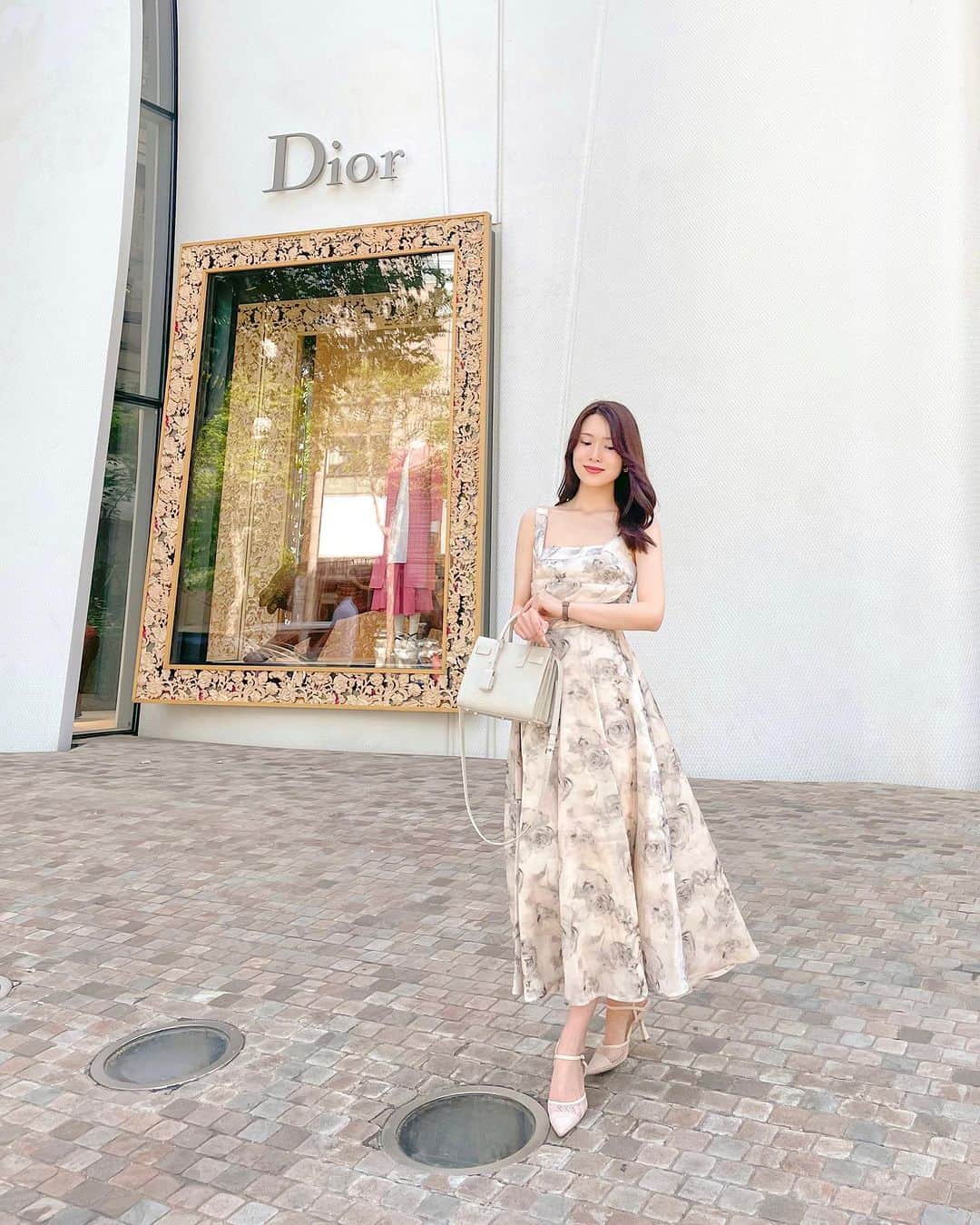 ちゃぴたんのインスタグラム：「写真映え◎なローズ柄ワンピース🌹  @theboutique_flamboyant  👗スクエアネック ドレープ ローズ フレアワンピース  光沢のある生地で光の加減でカラーが絶妙に変わります✨✨  生地がたっぷり使われているので 歩くたびにふわっとなびくのがドラマティックです✨✨  📍dior cafe 狎鴎亭　🇰🇷 メニューや詳しいことは 6/18の投稿を見てね💐」