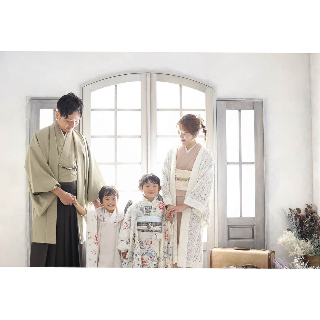 photo maison toctocさんのインスタグラム写真 - (photo maison toctocInstagram)「*七五三小物新入荷* . . toctocでは新しく七五三の小物を全店入荷予定です* 入荷は8月以降を予定しております* 詳細は後日お知らせいたします。 . 今回は昭和店女の子の新しい小物を使った お着物コーデをご紹介します* . 首元からちらりと見えるレースのシャツを ご用意しております* . ご姉妹でお着物も合わせておそろい風にすることも可能です* オプションで追加していただければご家族皆様で お着物を着てお撮りすることも可能でございます◎ 数着ご用意した中からお子様のお着物と色味や雰囲気を 合わせた感じでお選びいただけます** . . 是非、toctocで華やかに七五三の撮影をしませんか？* . . . . #photomaisontoctoc #フォトメゾントックトック #photomaisontoctoc昭和店 #photostudio . . #photomaisontoctoc千種店 #photomaisontoctoc日進東郷店 #フォトスタジオ #photostudio #愛知県 #名古屋 #名古屋市 #名古屋フォトスタジオ #昭和区 #七五三 #７５３ #キッズフォト #kidsphoto #親バカ部 #ママリ #ig_kidsphoto #ig_oyabakabu #mamanoko #コドモノ #トックトック #toctoc」7月3日 20時03分 - photomaison.toctoc