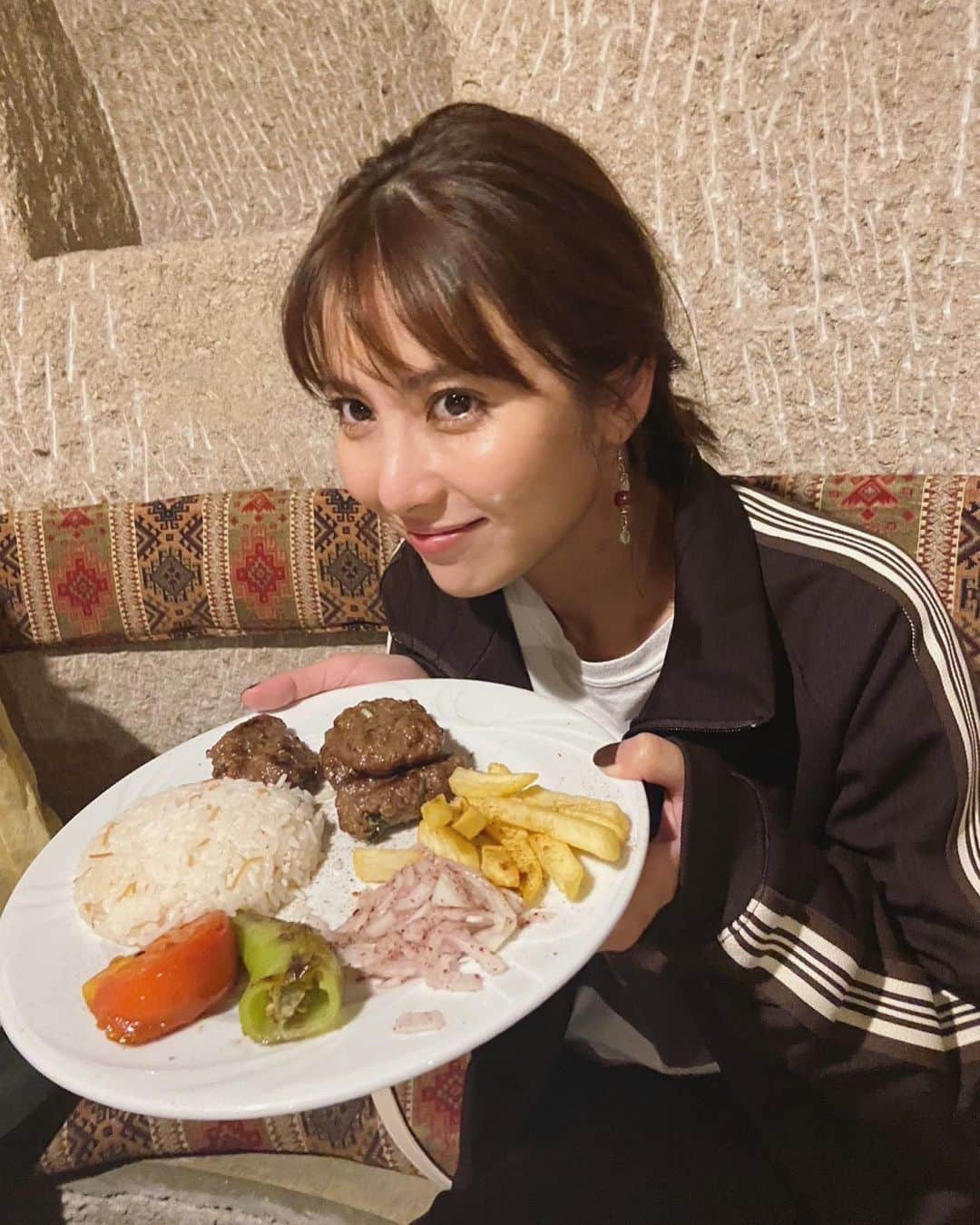 石川恋さんのインスタグラム写真 - (石川恋Instagram)「Returned to Japan from Turkey🇹🇷🇯🇵 皆さん、トルコ滞在中にインスタライブにて発表させてもらった写真集について、たくさんのコメント本当にありがとうございます！ ずっと訪れたかったトルコは想像以上に素敵な国でした。 ご飯はとっても美味しいし、可愛い犬猫が街中にいて、どこを切り取っても美しい景色ばかり。 出会った人はみんな優しくて陽気でパワフル！ 今回の写真集の海外ロケ編にトルコを選んで本っっ当に良かったと思っています🌙 何度でも訪れたい、大好きな国になりました。 宝物のような思い出と経験をたっくさん持って帰ってきたよーー！ 少しずつオフショットとともに投稿していくね☺️ 写真集の詳細については、もう少しでいろいろと正式にお知らせできる予定なので、ぜひ続報を楽しみに待っていていただけると嬉しいです！ とにかく今は完成に向けて全力投球中です🔥 どうか応援よろしくお願いいたします！！ #Turkey #トルコ #写真集 #石川恋写真集」7月3日 20時03分 - ren_ishikawa