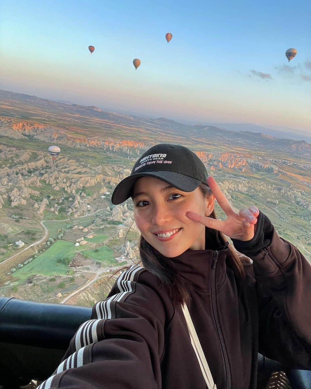 のインスタグラム：「Returned to Japan from Turkey🇹🇷🇯🇵 皆さん、トルコ滞在中にインスタライブにて発表させてもらった写真集について、たくさんのコメント本当にありがとうございます！ ずっと訪れたかったトルコは想像以上に素敵な国でした。 ご飯はとっても美味しいし、可愛い犬猫が街中にいて、どこを切り取っても美しい景色ばかり。 出会った人はみんな優しくて陽気でパワフル！ 今回の写真集の海外ロケ編にトルコを選んで本っっ当に良かったと思っています🌙 何度でも訪れたい、大好きな国になりました。 宝物のような思い出と経験をたっくさん持って帰ってきたよーー！ 少しずつオフショットとともに投稿していくね☺️ 写真集の詳細については、もう少しでいろいろと正式にお知らせできる予定なので、ぜひ続報を楽しみに待っていていただけると嬉しいです！ とにかく今は完成に向けて全力投球中です🔥 どうか応援よろしくお願いいたします！！ #Turkey #トルコ #写真集 #石川恋写真集」