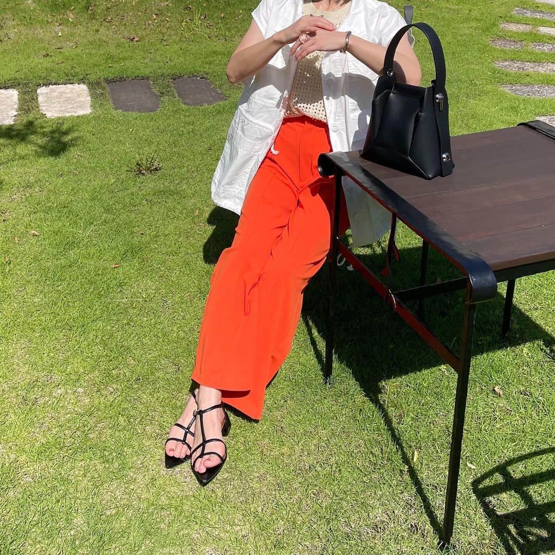 akko0718のインスタグラム：「7月3日(月)  @gu_global で390円だったオレンジパンツがかわいすぎる🥹🧡  ミリタリーベストは　@grl_official ♡ 黒とカーキも持ってるくらいめちゃくちゃ使える🫶  バッグは　@miofirano_official  これめっちゃかわいくて最近これしか使ってない🙈💓 また紹介しまーす☺️🙌🏻 . . #MioFIRANO #partegram #grl #grlコーデ #grl購入品 #グレイル #グレイルコーデ #グレイル購入品 #イエベ春 #イエベコーデ #骨格ナチュラル #骨格ナチュラルコーデ #オレンジパンツ #ミリタリーベスト #guコーデ #大人カジュアル #シンプルコーデ #夏コーデ」