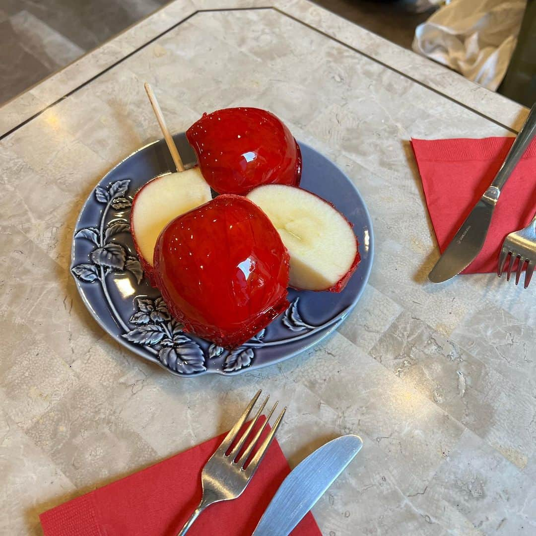 岡本彩夏さんのインスタグラム写真 - (岡本彩夏Instagram)「＊ 最近の好きな食べもの🍎 ・ #りんご飴 #名古屋カフェ #名駅カフェ」7月3日 20時13分 - ayaka_okmt