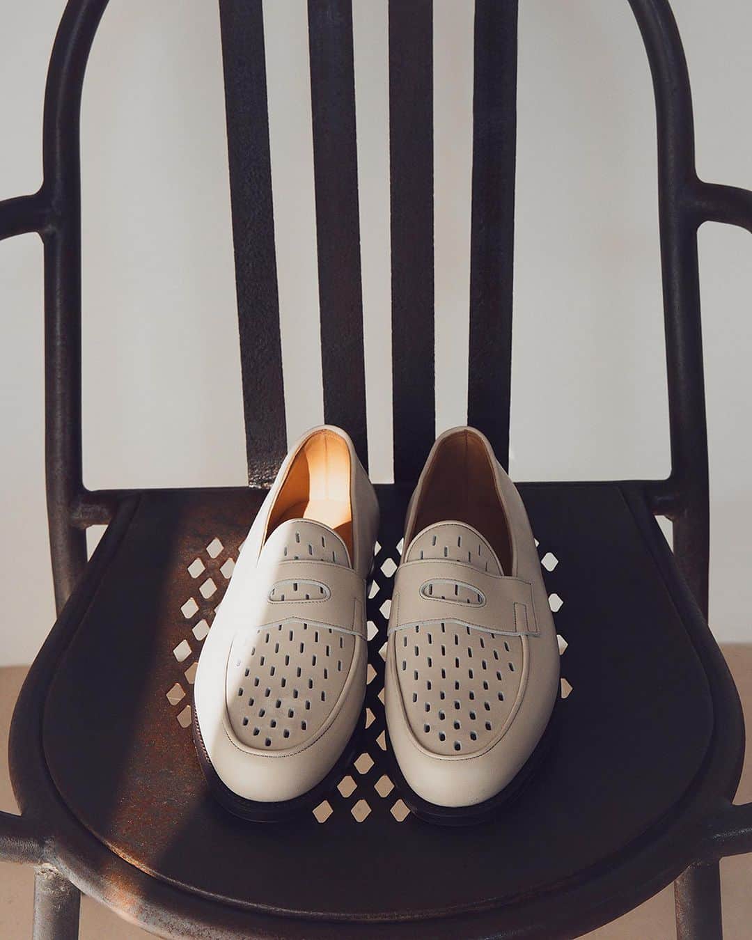 ジョンロブさんのインスタグラム写真 - (ジョンロブInstagram)「The house presented a preview of its Spring Summer ’24 collection in the galleries of Jardin du Palais-Royal during the most recent edition of men’s Paris Fashion week.  . #johnlobb  @lucaslehmann」7月3日 20時06分 - johnlobb
