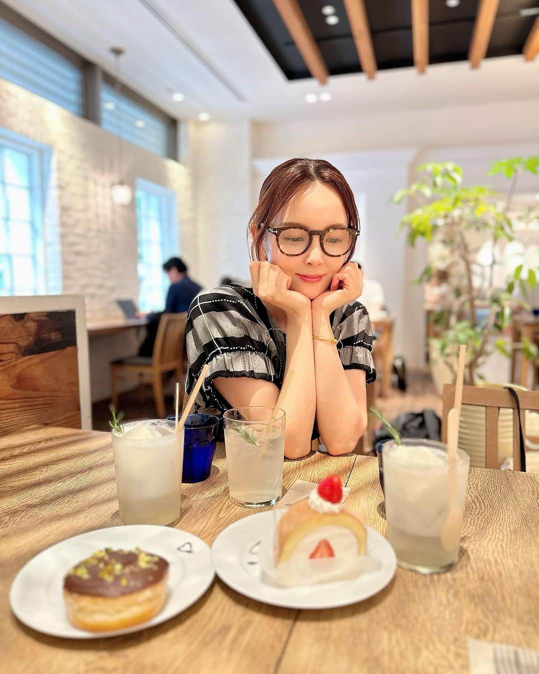 吉村美紀さんのインスタグラム写真 - (吉村美紀Instagram)「この間のランチ✨✨ この時期に必ず行く #totheherbs の冷製パスタ❤️ 秒で食べちゃう😂  食後はロンハーマンカフェでおしゃべり^_^ 夏ですね！ ともねーが眼鏡写真撮ってくれました！ まきちゃん、ともねーの写真撮るの忘れた〜  楽しかったね！  #外苑ランチ #ロンハーマンカフェ #夏 #冷製パスタ  #うにいくら大葉」7月3日 20時07分 - lespros_miki