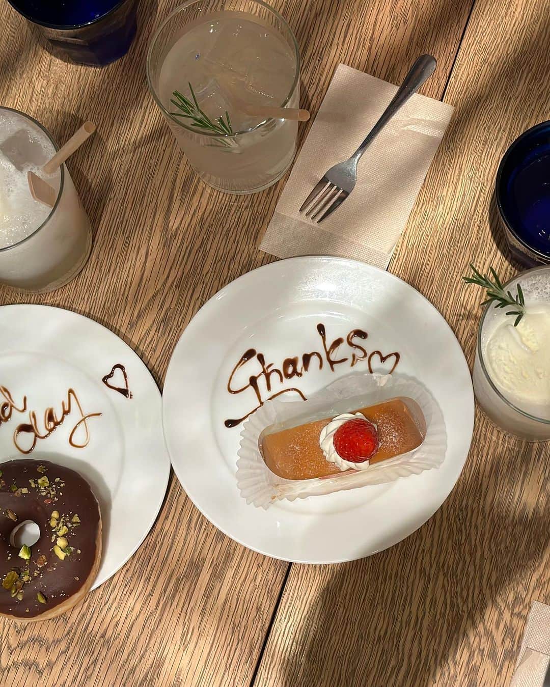 吉村美紀さんのインスタグラム写真 - (吉村美紀Instagram)「この間のランチ✨✨ この時期に必ず行く #totheherbs の冷製パスタ❤️ 秒で食べちゃう😂  食後はロンハーマンカフェでおしゃべり^_^ 夏ですね！ ともねーが眼鏡写真撮ってくれました！ まきちゃん、ともねーの写真撮るの忘れた〜  楽しかったね！  #外苑ランチ #ロンハーマンカフェ #夏 #冷製パスタ  #うにいくら大葉」7月3日 20時07分 - lespros_miki