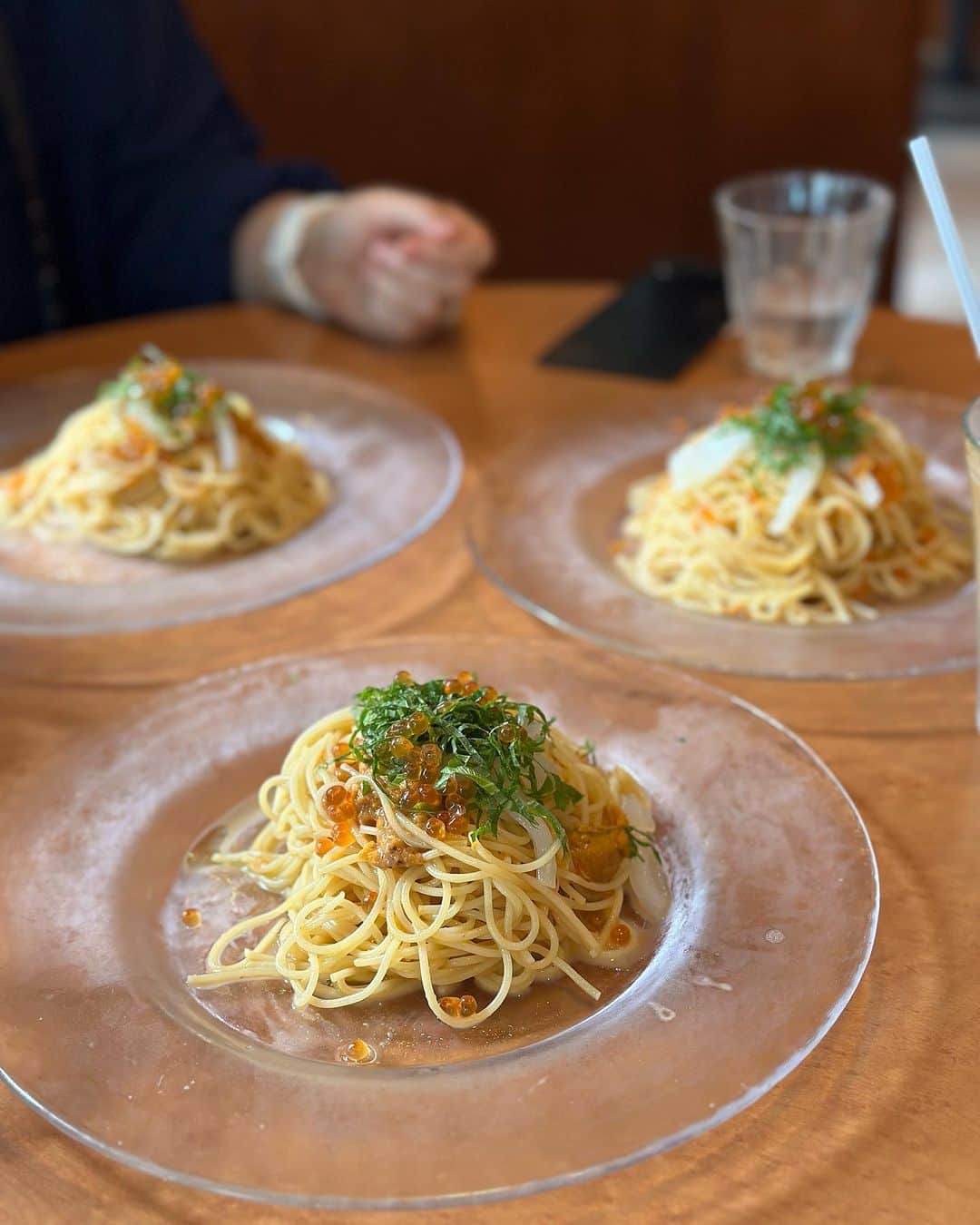 吉村美紀さんのインスタグラム写真 - (吉村美紀Instagram)「この間のランチ✨✨ この時期に必ず行く #totheherbs の冷製パスタ❤️ 秒で食べちゃう😂  食後はロンハーマンカフェでおしゃべり^_^ 夏ですね！ ともねーが眼鏡写真撮ってくれました！ まきちゃん、ともねーの写真撮るの忘れた〜  楽しかったね！  #外苑ランチ #ロンハーマンカフェ #夏 #冷製パスタ  #うにいくら大葉」7月3日 20時07分 - lespros_miki