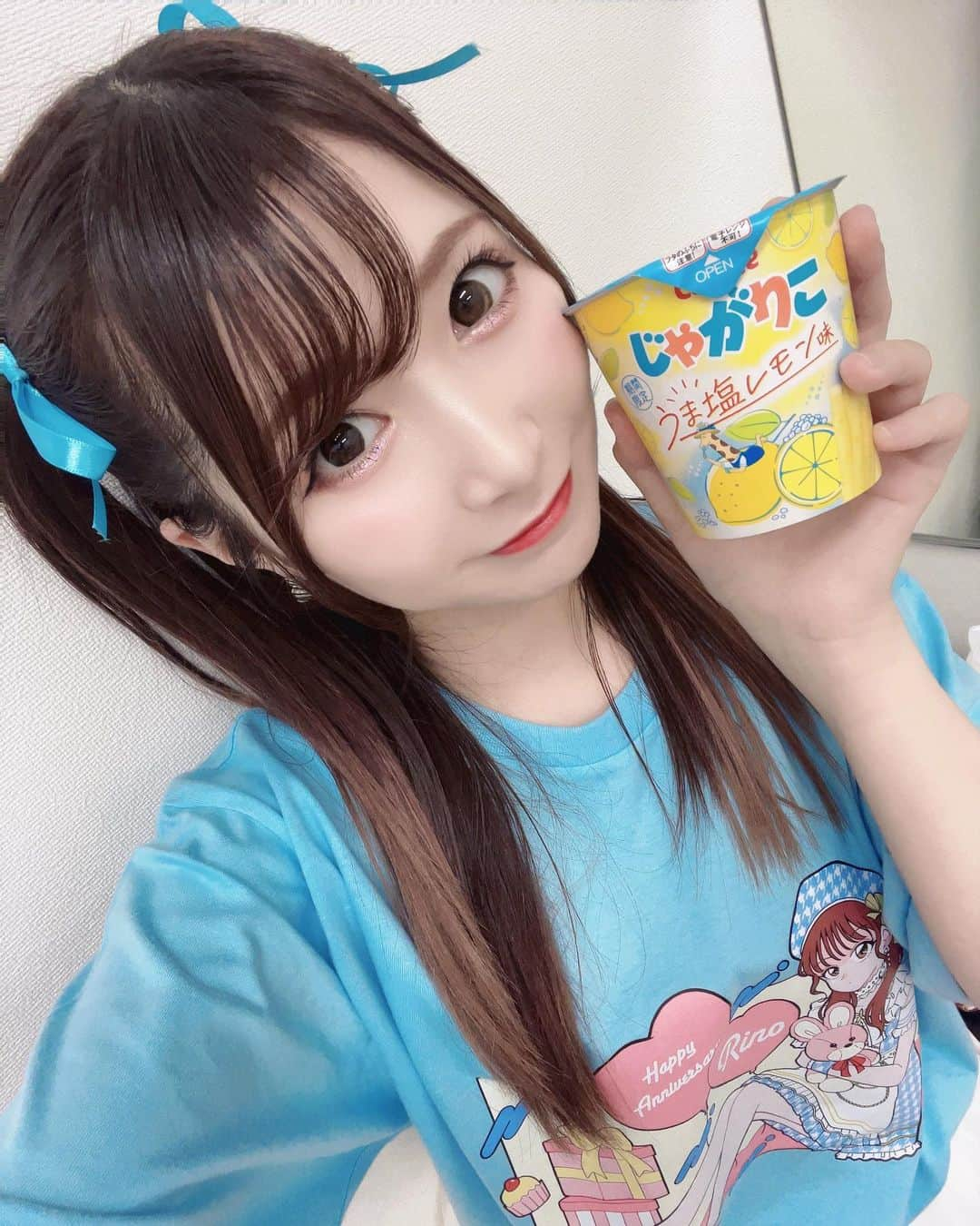 伊藤里織さんのインスタグラム写真 - (伊藤里織Instagram)「じゃがりこ一生涯〜🥔 . . . #マジック界のパイオニア #KNUoNEW #アイドル #japanesegirl #じゃがりこ #お菓子 #じゃがりこマニア #❤️」7月3日 20時08分 - saochu_a10