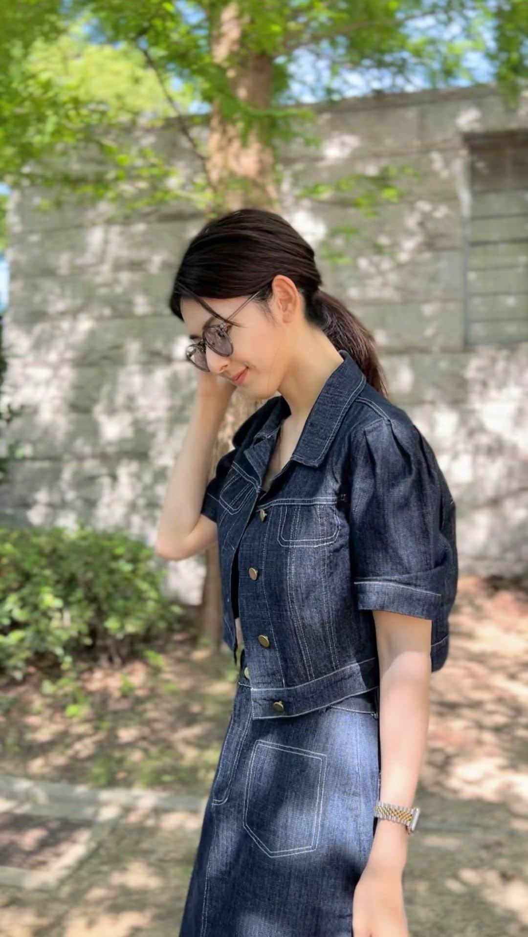 のインスタグラム：「休日🤍公園⛲️でのコーデ✨  👗tops,skirt @leja__official  👚inner @tarajarmon_jp  👜bag @louisvuitton  . . . .  #mama#ootd#denim#denimjacket  #ママコーデ#公園コーデ#ママファッション  #カジュアルコーデ #三児のママ#三児の母 #関西ママ#デニムコーデ#デニムファッション #セットアップ#leja#休日コーデ#ポートレート」