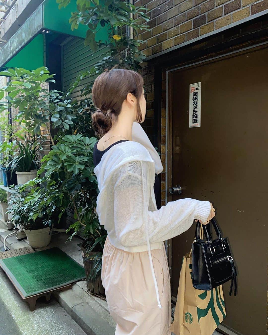 Rinaさんのインスタグラム写真 - (RinaInstagram)「🍑🎀✨  この前の私服たち。そして久しぶりにネイルしてもらったから載せるね💅🤍めっちゃ可愛くてお気に入りなの〜キラキラネイルちゃん🐈✨  #Rinaすたいる outer @bei_delli_jp @zigzag_japan  tops @sona_jp  pants @realcoco_japan」7月3日 20時09分 - 94_someday