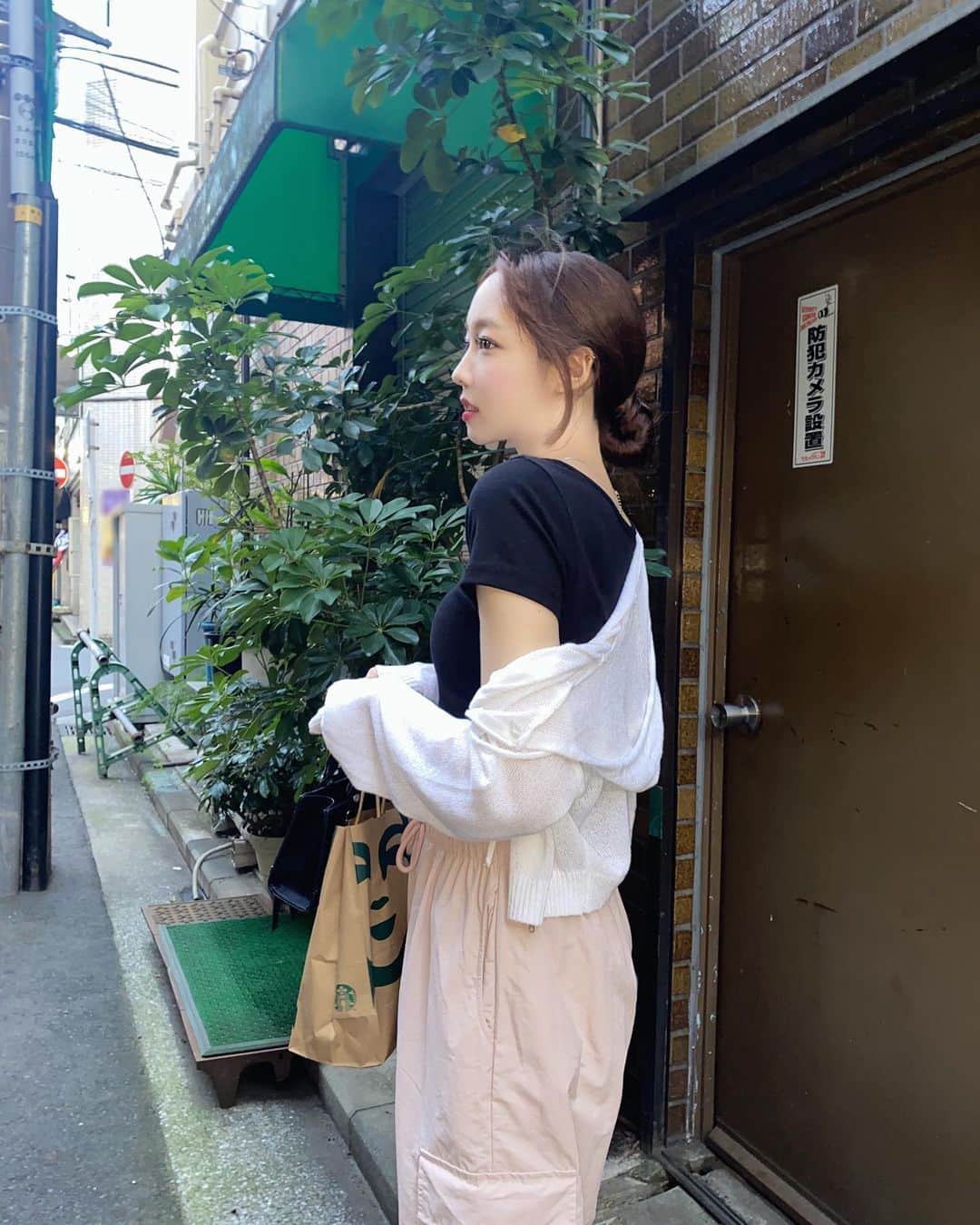 Rinaのインスタグラム：「🍑🎀✨  この前の私服たち。そして久しぶりにネイルしてもらったから載せるね💅🤍めっちゃ可愛くてお気に入りなの〜キラキラネイルちゃん🐈✨  #Rinaすたいる outer @bei_delli_jp @zigzag_japan  tops @sona_jp  pants @realcoco_japan」