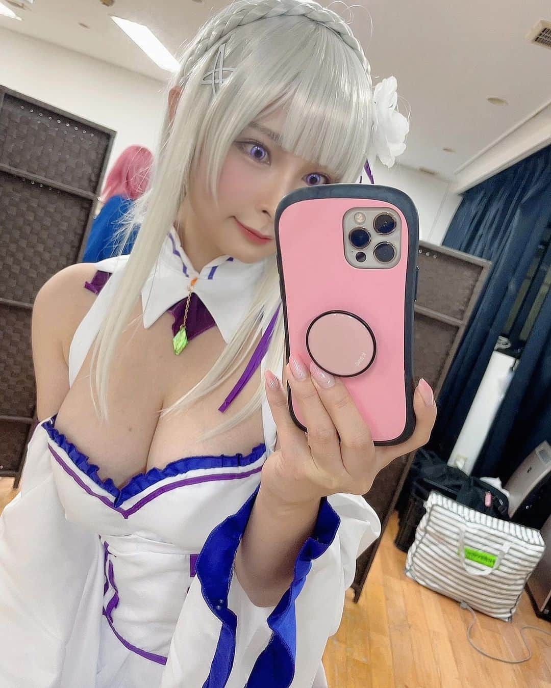 春野ゆこのインスタグラム：「エミリアたん♡  #リゼロ #リゼロから始める異世界生活 #コスプレ #cosplay #エミリア #アニメ #グラビア」