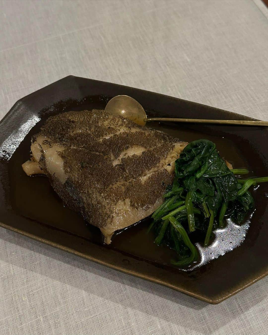 松本恵奈さんのインスタグラム写真 - (松本恵奈Instagram)「今日はとおきがまとう鯛の煮付けを作ってくれました🐟最近、こうだよーと口で教えるだけで全部作れるようになってきてとおきシェフには本当に感謝です♡頭にクマさんの被り物しながら味見する姿がなんとも可愛いです。笑 #tokicook #enacook #晩ご飯」7月3日 20時10分 - ena1123