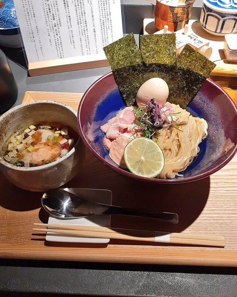 末野卓磨のインスタグラム：「だしの虜さんの昆布水つけ麺。  塩、柑橘出汁、とろろ昆布、鰹節、卓上に置いてあるモノで色んな食べ方が出来るのですが、梅出汁が好みでした❗  帰りの電車でも昆布水の余韻を感じて、あぁ美味しかったなぁ～ってなりました。  #ラーメン　#つけ麺　#昆布水　#だしの虜」