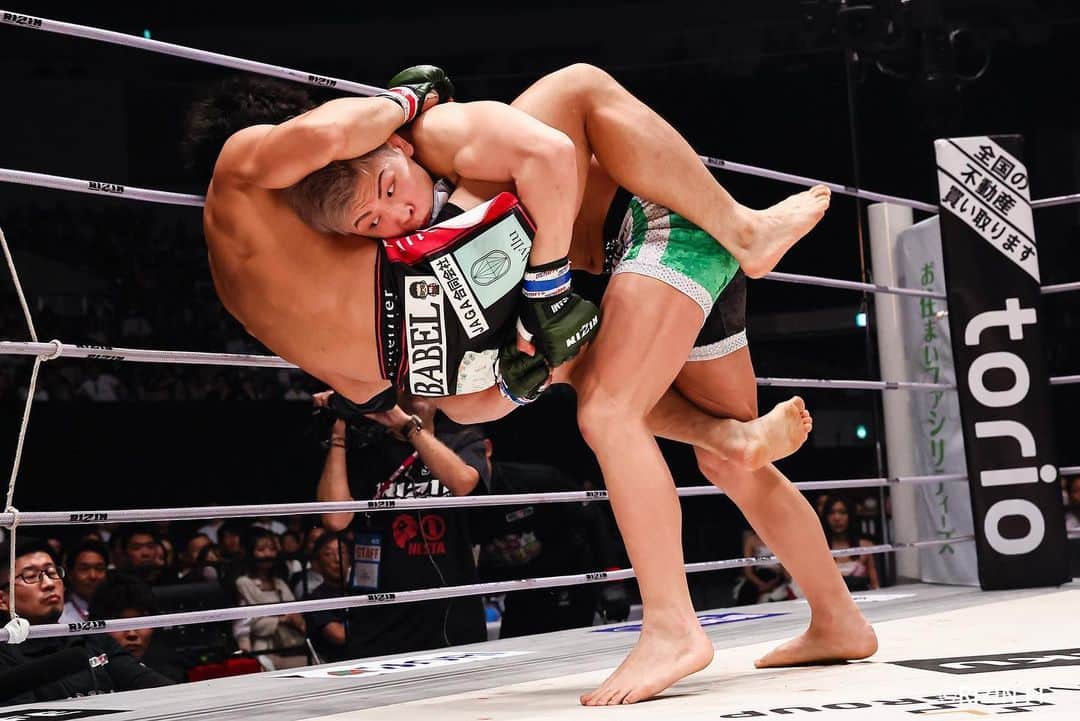 RIZIN FF OFFICIALさんのインスタグラム写真 - (RIZIN FF OFFICIALInstagram)「#RIZIN43 《Match.10》 "Landed mid air." ------------- Hiroaki Suzuki defeats Taisei Nishitani by TKO(Ground punch) 0:56 of Round 1.  #RIZIN #MMA #鈴木博昭 #hiroakisuzuki #西谷大成 #taiseinishitani」7月3日 20時12分 - rizin_pr