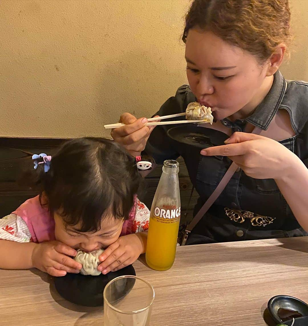 川面千晶さんのインスタグラム写真 - (川面千晶Instagram)「娘、2歳10ヶ月💞 ・ 東京が多かったので、外食も多めだったわな🤤🍚 ・ 親は仕事だけど、娘は旅行気分で楽しいね☺️ ・ 好きなものは、変わらずパウパトロール、長靴、傘、アンパンマン ・ 絶対食べてくれる料理は、ポテサラとカレーと味噌汁 ・ とにかくお喋りがすごい、めちゃくちゃ喋る、大人顔負け☺️  ・ 寝起きはスーパー悪め😇 ・ もうすぐ3歳かぁ❗️今日娘に「もうすぐ3歳になるねぇ」と言ったら、「えー、ずっと2歳がイイ😞」と言ってました😂」7月3日 20時21分 - chankawamo