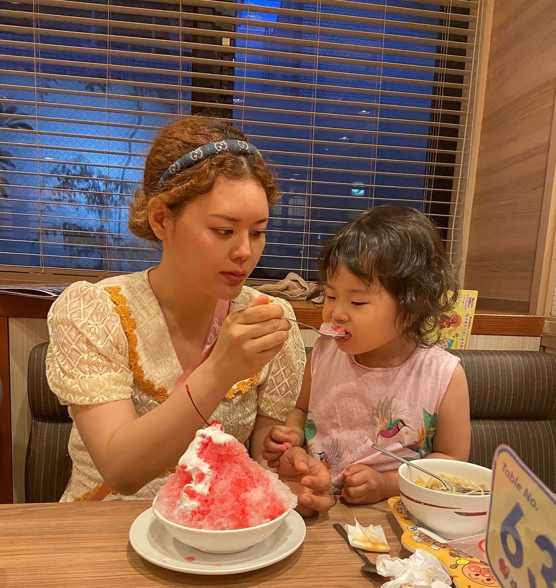 川面千晶さんのインスタグラム写真 - (川面千晶Instagram)「娘、2歳10ヶ月💞 ・ 東京が多かったので、外食も多めだったわな🤤🍚 ・ 親は仕事だけど、娘は旅行気分で楽しいね☺️ ・ 好きなものは、変わらずパウパトロール、長靴、傘、アンパンマン ・ 絶対食べてくれる料理は、ポテサラとカレーと味噌汁 ・ とにかくお喋りがすごい、めちゃくちゃ喋る、大人顔負け☺️  ・ 寝起きはスーパー悪め😇 ・ もうすぐ3歳かぁ❗️今日娘に「もうすぐ3歳になるねぇ」と言ったら、「えー、ずっと2歳がイイ😞」と言ってました😂」7月3日 20時21分 - chankawamo