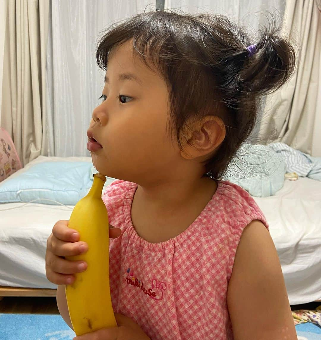 川面千晶さんのインスタグラム写真 - (川面千晶Instagram)「娘、2歳10ヶ月💞 ・ 東京が多かったので、外食も多めだったわな🤤🍚 ・ 親は仕事だけど、娘は旅行気分で楽しいね☺️ ・ 好きなものは、変わらずパウパトロール、長靴、傘、アンパンマン ・ 絶対食べてくれる料理は、ポテサラとカレーと味噌汁 ・ とにかくお喋りがすごい、めちゃくちゃ喋る、大人顔負け☺️  ・ 寝起きはスーパー悪め😇 ・ もうすぐ3歳かぁ❗️今日娘に「もうすぐ3歳になるねぇ」と言ったら、「えー、ずっと2歳がイイ😞」と言ってました😂」7月3日 20時21分 - chankawamo