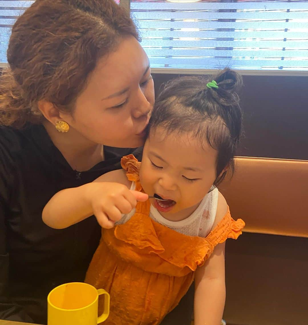 川面千晶さんのインスタグラム写真 - (川面千晶Instagram)「娘、2歳10ヶ月💞 ・ 東京が多かったので、外食も多めだったわな🤤🍚 ・ 親は仕事だけど、娘は旅行気分で楽しいね☺️ ・ 好きなものは、変わらずパウパトロール、長靴、傘、アンパンマン ・ 絶対食べてくれる料理は、ポテサラとカレーと味噌汁 ・ とにかくお喋りがすごい、めちゃくちゃ喋る、大人顔負け☺️  ・ 寝起きはスーパー悪め😇 ・ もうすぐ3歳かぁ❗️今日娘に「もうすぐ3歳になるねぇ」と言ったら、「えー、ずっと2歳がイイ😞」と言ってました😂」7月3日 20時21分 - chankawamo