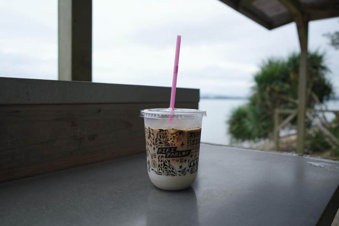 石井輝明さんのインスタグラム写真 - (石井輝明Instagram)「沖縄、名護。 海を眺めながらブランコ漕ぎながらコーヒーが飲めるカフェ。 こんなとこ何時間でもおれる。  単独ライブの件、進んでおります。 もうすぐ日程など共有できるかと思います。 何卒よろしくお願いしますね。  #fifiparlor #cafe #coffee #カフェ #コーヒー #喫茶店 #沖縄カフェ #名護カフェ #カフェ芸人」7月3日 20時21分 - comandanteishii