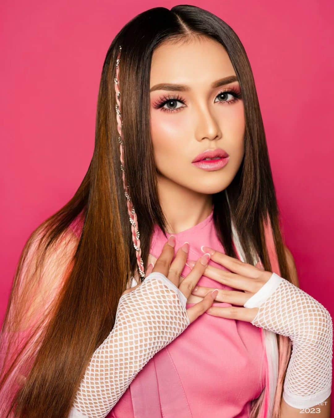 アユ・ティンティンのインスタグラム：「IN LOVE WITH PINK !   AYU TING TING "NEW LOOK"   Photo by @riomotret @riomotretofficial  stylist @erichalamin  make up @candrazhang  hairstylist @kriznafahrezi  Outfit by @ametdistri nail art by @linneabeautybar_id  #riomotret #riomotret2023 #riocelebritybeautyportrait  #IndonesiancelebritybyRIOMOTRET」