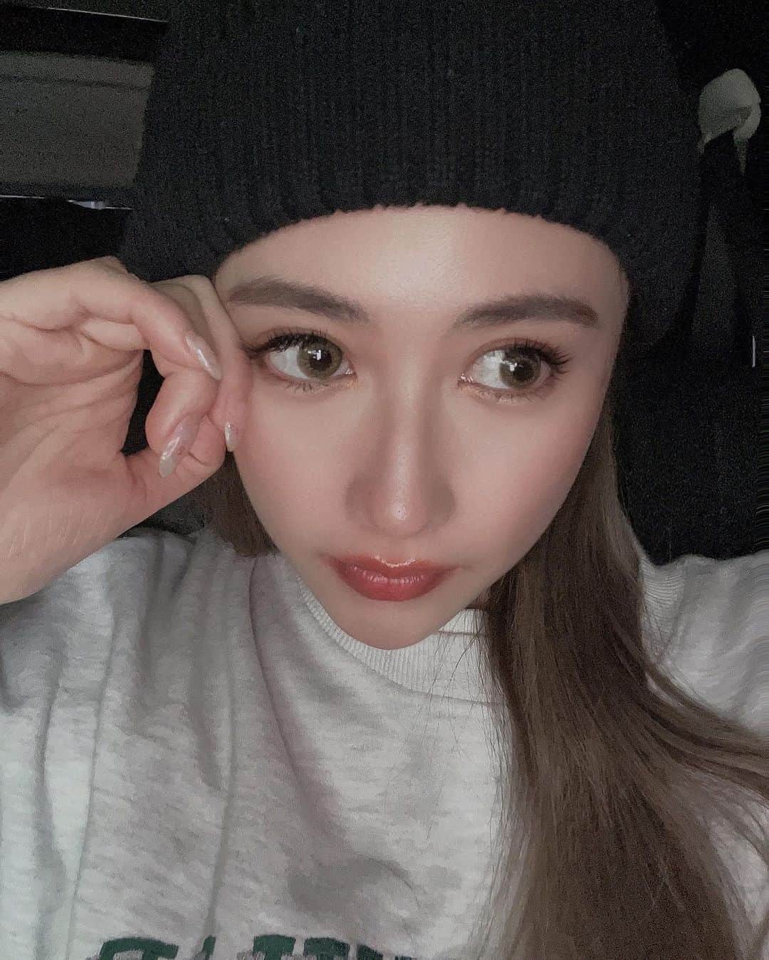 のインスタグラム：「みんな目薬ってなに使ってる？  カラーコンタクトが手放せないので わたしは目薬がマストアイテムなんですが めっちゃおすすめしたい目薬を発見したの！！  Tearal モイスチャーリッチセラム ［第３類医薬品］  人の涙に近いうるちゅる🥹🥹目薬で、 涙にも含まれるミネラル成分が入っているから、うるおいが長続きするんだって！  パソコン作業が多くて、目が疲れたり乾いたりすることが多いから 疲れ目のケアができるのも嬉しい！  子どもも使えるくらいの低刺激設計で、誰でも使いやすい目薬👁🤍 サツドラやアインズ＆トルペ（関東圏のみ）にあるので、ぜひ使ってみてほしい！  @tearal.official  #Tearal #うるちゅる目薬 #PR」