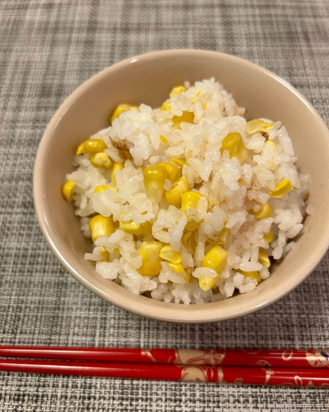 中岡由佳さんのインスタグラム写真 - (中岡由佳Instagram)「❇︎ とうもろこしご飯、炊き上がりました。 お米3合にとうもろこし一本、600ccの水にお酒と塩少し、 強火で火にかけて沸騰したら弱火で16分。蒸らし10分。 ふんわり混ぜたら塩と愛情をぱらりとかけてどうぞ🍚 #cornrice  #cooking #japanese」7月3日 20時15分 - yuka_nakaoka