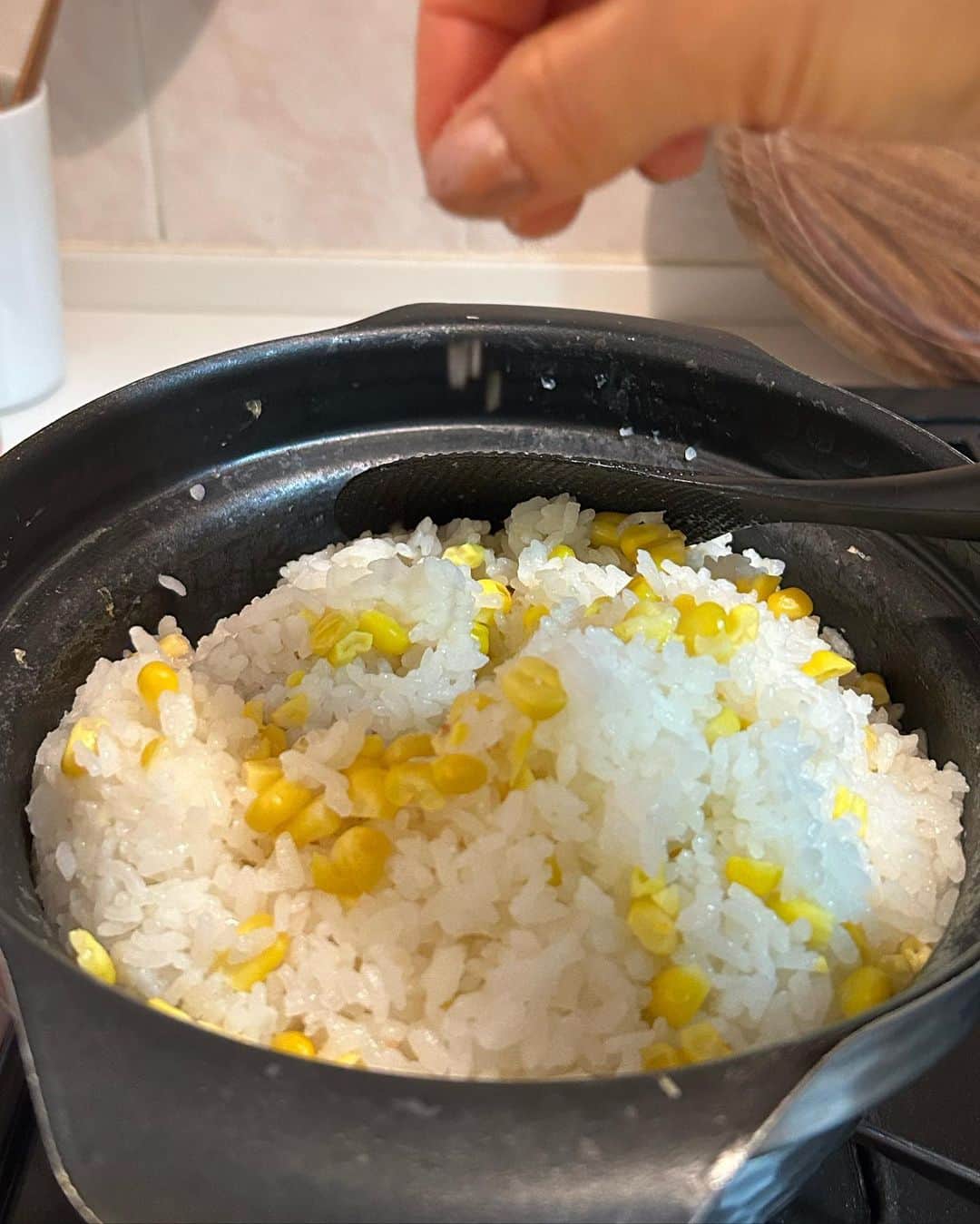 中岡由佳さんのインスタグラム写真 - (中岡由佳Instagram)「❇︎ とうもろこしご飯、炊き上がりました。 お米3合にとうもろこし一本、600ccの水にお酒と塩少し、 強火で火にかけて沸騰したら弱火で16分。蒸らし10分。 ふんわり混ぜたら塩と愛情をぱらりとかけてどうぞ🍚 #cornrice  #cooking #japanese」7月3日 20時15分 - yuka_nakaoka