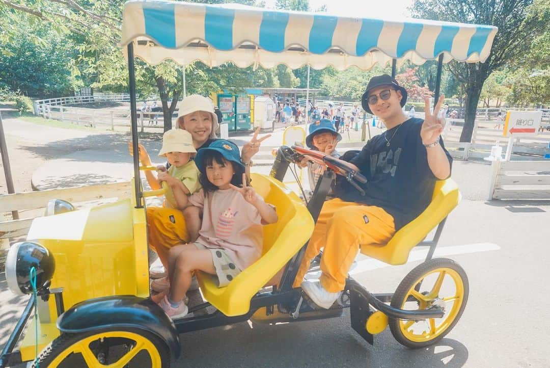 ゆずみつのインスタグラム：「休日に公園で楽しみました🐝 今年の夏も楽しいことするぞ！☀️  近々遊んでる様子はYouTubeに出るのでお楽しみに💁‍♂️  #ゆずみつ #ゆずみつといっしょ #三姉弟 #家族 #家族コーデ #おそろコーデ #リンクコーデ #公園 #おでかけ #子どもの日常をもっと写真に #breeze #mfcstore」