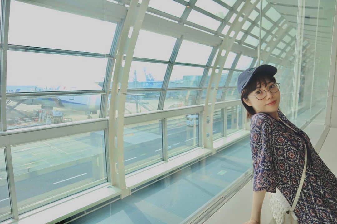 礒部花凜のインスタグラム：「.  #かりん写真集   ロケに行く日の早朝@空港 ✈️  どこに撮影しに行ったと思う☺️💗？  . #空港 #羽田空港 #飛行機」